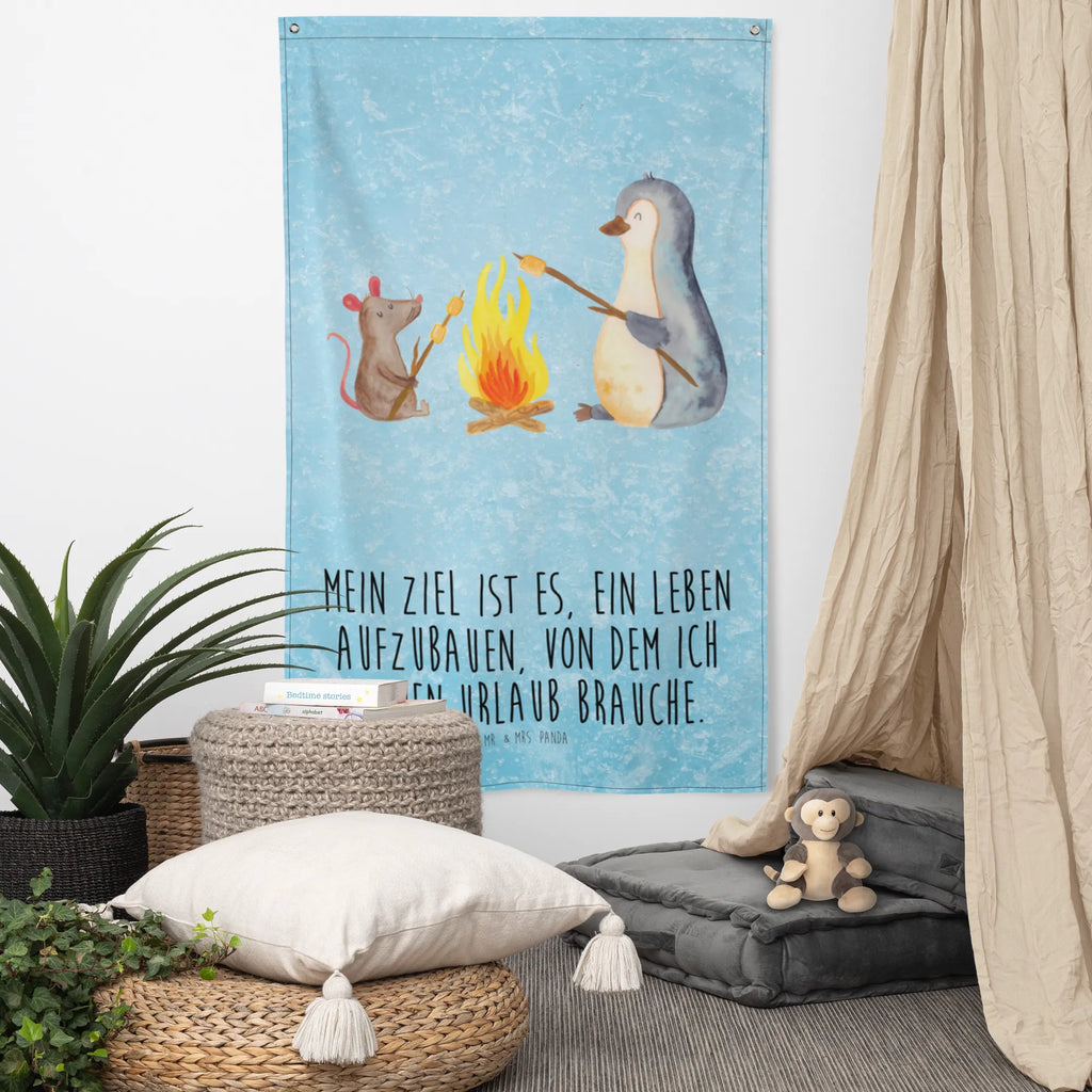 Wandteppich Pinguin Lagerfeuer Wandbehang, Dekoration, Boho, Wandteppich, Wandtuch, Wanddeko, Tapisserie, Tapestry, Wandbild, Textil-Kunst, Schmuck-Wandbehang, Wand Deko, Kinderzimmer, Kinderzimmer Wand, Kinderzimmer Deko, Kinderzimmer Wanddeko, Pinguin, Maus, Pinguine, Lagerfeuer, Leben, Arbeit, Job, Motivation, Büro, Büroalltag, Lebensspruch, Lebensmotivation, Neustart, Liebe, grillen, Feuer, Marshmallows