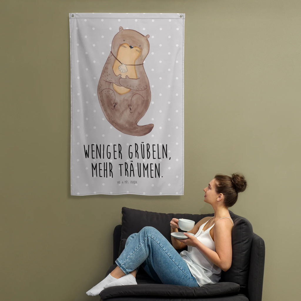 Wandteppich Otter mit Muschelmedaillon Wandbehang, Dekoration, Boho, Wandteppich, Wandtuch, Wanddeko, Tapisserie, Tapestry, Wandbild, Textil-Kunst, Schmuck-Wandbehang, Wand Deko, Kinderzimmer, Kinderzimmer Wand, Kinderzimmer Deko, Kinderzimmer Wanddeko, Otter, Fischotter, Seeotter, Otterliebe, grübeln, träumen, Motivation, Tagträumen, Büro