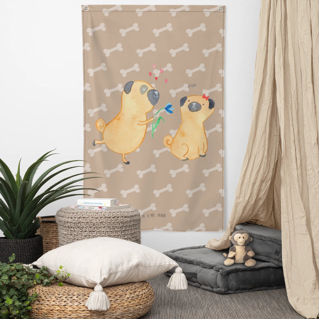 Wandteppich Mops verliebt Wandbehang, Dekoration, Boho, Wandteppich, Wandtuch, Wanddeko, Tapisserie, Tapestry, Wandbild, Textil-Kunst, Schmuck-Wandbehang, Wand Deko, Kinderzimmer, Kinderzimmer Wand, Kinderzimmer Deko, Kinderzimmer Wanddeko, Hund, Hundemotiv, Haustier, Hunderasse, Tierliebhaber, Hundebesitzer, Sprüche, Mops, Möpse, Hundeliebe, verliebt, Liebe, Liebesspruch. Verlobt, Geschenk Freund, Partner