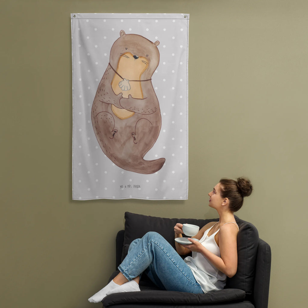 Wandteppich Otter mit Muschelmedaillon Wandbehang, Dekoration, Boho, Wandteppich, Wandtuch, Wanddeko, Tapisserie, Tapestry, Wandbild, Textil-Kunst, Schmuck-Wandbehang, Wand Deko, Kinderzimmer, Kinderzimmer Wand, Kinderzimmer Deko, Kinderzimmer Wanddeko, Otter, Fischotter, Seeotter, Otterliebe, grübeln, träumen, Motivation, Tagträumen, Büro