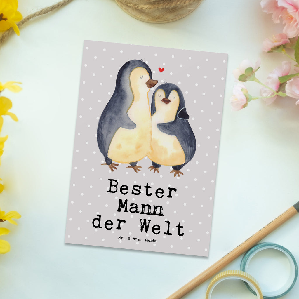 Postkarte Pinguin Bester Mann der Welt Postkarte, Karte, Geschenkkarte, Grußkarte, Einladung, Ansichtskarte, Geburtstagskarte, Einladungskarte, Dankeskarte, für, Dankeschön, Geschenk, Schenken, Geburtstag, Geburtstagsgeschenk, Geschenkidee, Danke, Bedanken, Mitbringsel, Freude machen, Geschenktipp, Ehemann, Beste, Mann, Partner, Freund, Traummann, Liebling, Ehepartner, Ehe, Gatte, Lebensgefährte, Bräutigam, Kleinigkeit