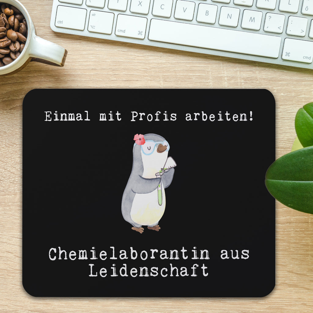 Mauspad Chemielaborantin aus Leidenschaft Mousepad, Computer zubehör, Büroausstattung, PC Zubehör, Arbeitszimmer, Mauspad, Einzigartiges Mauspad, Designer Mauspad, Mausunterlage, Mauspad Büro, Beruf, Ausbildung, Jubiläum, Abschied, Rente, Kollege, Kollegin, Geschenk, Schenken, Arbeitskollege, Mitarbeiter, Firma, Danke, Dankeschön, Chemikerin, Chemielaborantin, Naturwissenschaftlerin, Labor, Studium, Forschung, Wissenschaftlerin