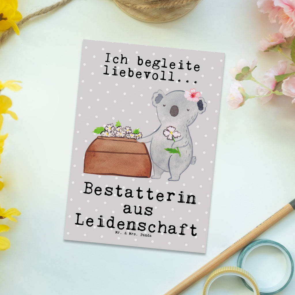 Postkarte Bestatterin Leidenschaft Postkarte, Karte, Geschenkkarte, Grußkarte, Einladung, Ansichtskarte, Geburtstagskarte, Einladungskarte, Dankeskarte, Ansichtskarten, Einladung Geburtstag, Einladungskarten Geburtstag, Beruf, Ausbildung, Jubiläum, Abschied, Rente, Kollege, Kollegin, Geschenk, Schenken, Arbeitskollege, Mitarbeiter, Firma, Danke, Dankeschön