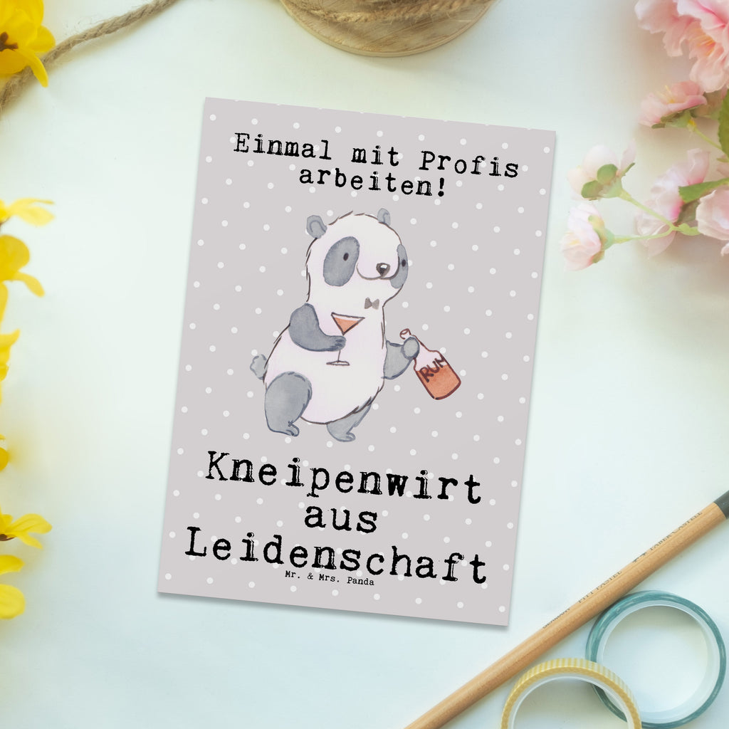 Postkarte Kneipenwirt aus Leidenschaft Postkarte, Karte, Geschenkkarte, Grußkarte, Einladung, Ansichtskarte, Geburtstagskarte, Einladungskarte, Dankeskarte, Ansichtskarten, Einladung Geburtstag, Einladungskarten Geburtstag, Beruf, Ausbildung, Jubiläum, Abschied, Rente, Kollege, Kollegin, Geschenk, Schenken, Arbeitskollege, Mitarbeiter, Firma, Danke, Dankeschön, Kneipenwirt, Gastwirt, Gaststätte, Kneipe, Eröffnung, Barkeeper, Bartender, Rum, Bar