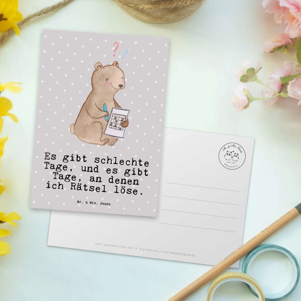 Postkarte Bär Rätsel lösen Postkarte, Karte, Geschenkkarte, Grußkarte, Einladung, Ansichtskarte, Geburtstagskarte, Einladungskarte, Dankeskarte, Ansichtskarten, Einladung Geburtstag, Einladungskarten Geburtstag, Geschenk, Sport, Sportart, Hobby, Schenken, Danke, Dankeschön, Auszeichnung, Gewinn, Sportler, Rätsel lösen, Kreuzworträtsel lösen, Knobeln, Gedächtnistraining, Gedächtnissport