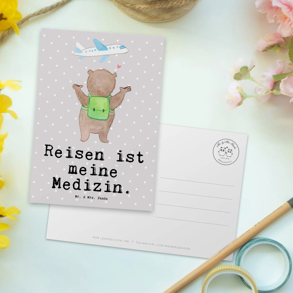 Postkarte Bär Reisen Postkarte, Karte, Geschenkkarte, Grußkarte, Einladung, Ansichtskarte, Geburtstagskarte, Einladungskarte, Dankeskarte, Ansichtskarten, Einladung Geburtstag, Einladungskarten Geburtstag, Geschenk, Sport, Sportart, Hobby, Schenken, Danke, Dankeschön, Auszeichnung, Gewinn, Sportler, Reisen, Weltreise, Urlaub, Urlaube, Auslandsjahr, Austauschjahr, Schüleraustausch, Reisegruppe, Reiseveranstalter, Reisebüro