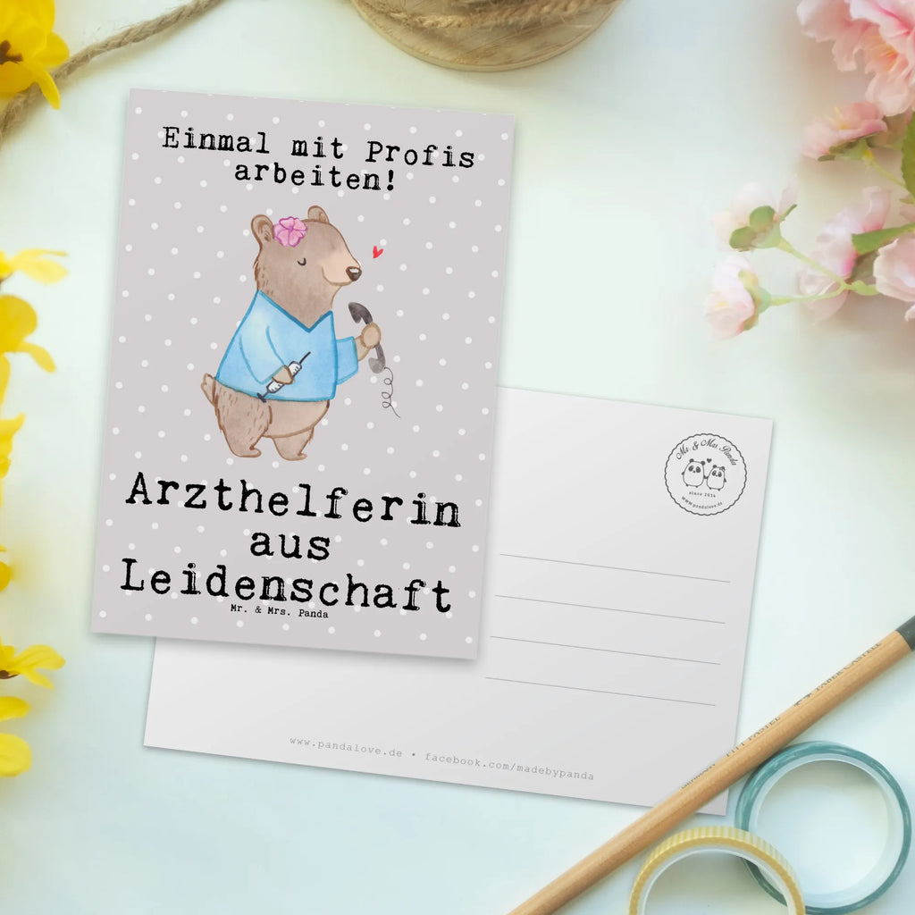 Postkarte Arzthelferin aus Leidenschaft Postkarte, Karte, Geschenkkarte, Grußkarte, Einladung, Ansichtskarte, Geburtstagskarte, Einladungskarte, Dankeskarte, Ansichtskarten, Einladung Geburtstag, Einladungskarten Geburtstag, Beruf, Ausbildung, Jubiläum, Abschied, Rente, Kollege, Kollegin, Geschenk, Schenken, Arbeitskollege, Mitarbeiter, Firma, Danke, Dankeschön, Arzthelferin, Medizinische Fachangestellte