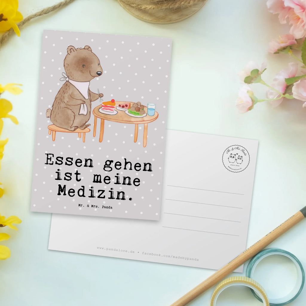 Postkarte Bär Essen gehen Postkarte, Karte, Geschenkkarte, Grußkarte, Einladung, Ansichtskarte, Geburtstagskarte, Einladungskarte, Dankeskarte, Ansichtskarten, Einladung Geburtstag, Einladungskarten Geburtstag, Geschenk, Sport, Sportart, Hobby, Schenken, Danke, Dankeschön, Auszeichnung, Gewinn, Sportler, Essen gehen, Essen, Restaurant, Restaurantbesuch, Köstlichkeiten