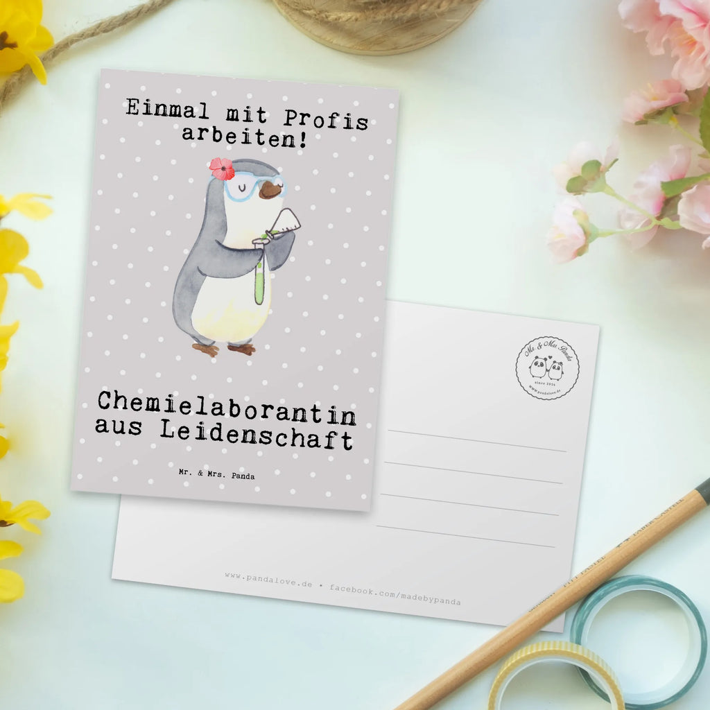 Postkarte Chemielaborantin aus Leidenschaft Postkarte, Karte, Geschenkkarte, Grußkarte, Einladung, Ansichtskarte, Geburtstagskarte, Einladungskarte, Dankeskarte, Ansichtskarten, Einladung Geburtstag, Einladungskarten Geburtstag, Beruf, Ausbildung, Jubiläum, Abschied, Rente, Kollege, Kollegin, Geschenk, Schenken, Arbeitskollege, Mitarbeiter, Firma, Danke, Dankeschön, Chemikerin, Chemielaborantin, Naturwissenschaftlerin, Labor, Studium, Forschung, Wissenschaftlerin