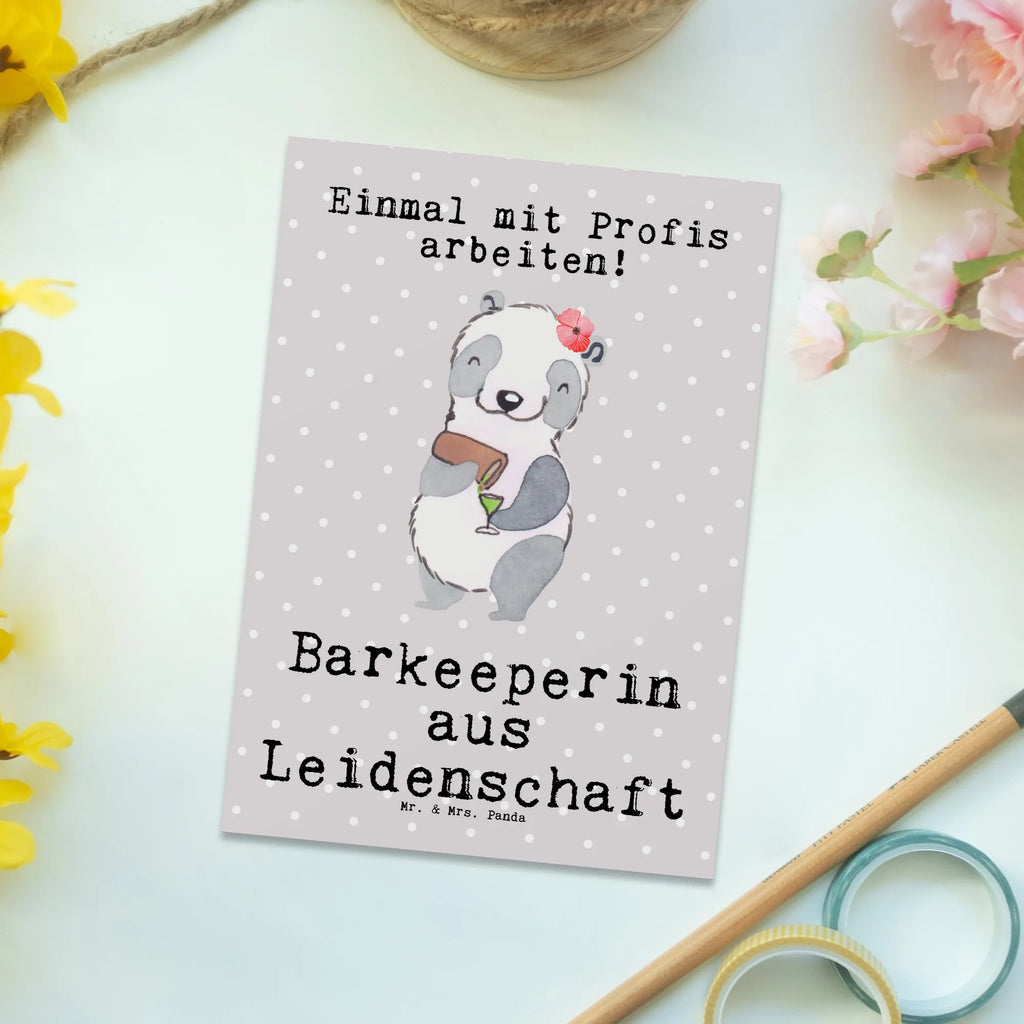 Postkarte Barkeeperin aus Leidenschaft Postkarte, Karte, Geschenkkarte, Grußkarte, Einladung, Ansichtskarte, Geburtstagskarte, Einladungskarte, Dankeskarte, Ansichtskarten, Einladung Geburtstag, Einladungskarten Geburtstag, Beruf, Ausbildung, Jubiläum, Abschied, Rente, Kollege, Kollegin, Geschenk, Schenken, Arbeitskollege, Mitarbeiter, Firma, Danke, Dankeschön, Barkeeperin, Barfrau, Bartender, Barbesitzerin, Kurs