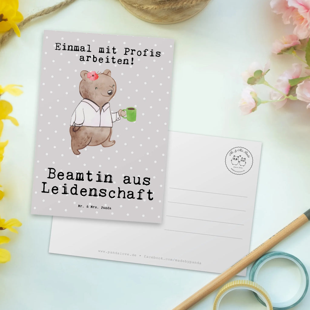 Postkarte Beamtin aus Leidenschaft Postkarte, Karte, Geschenkkarte, Grußkarte, Einladung, Ansichtskarte, Geburtstagskarte, Einladungskarte, Dankeskarte, Ansichtskarten, Einladung Geburtstag, Einladungskarten Geburtstag, Beruf, Ausbildung, Jubiläum, Abschied, Rente, Kollege, Kollegin, Geschenk, Schenken, Arbeitskollege, Mitarbeiter, Firma, Danke, Dankeschön, Beamte, Verbeamtung, Beamtentum, öffentlicher Dienst, Studium, Amt