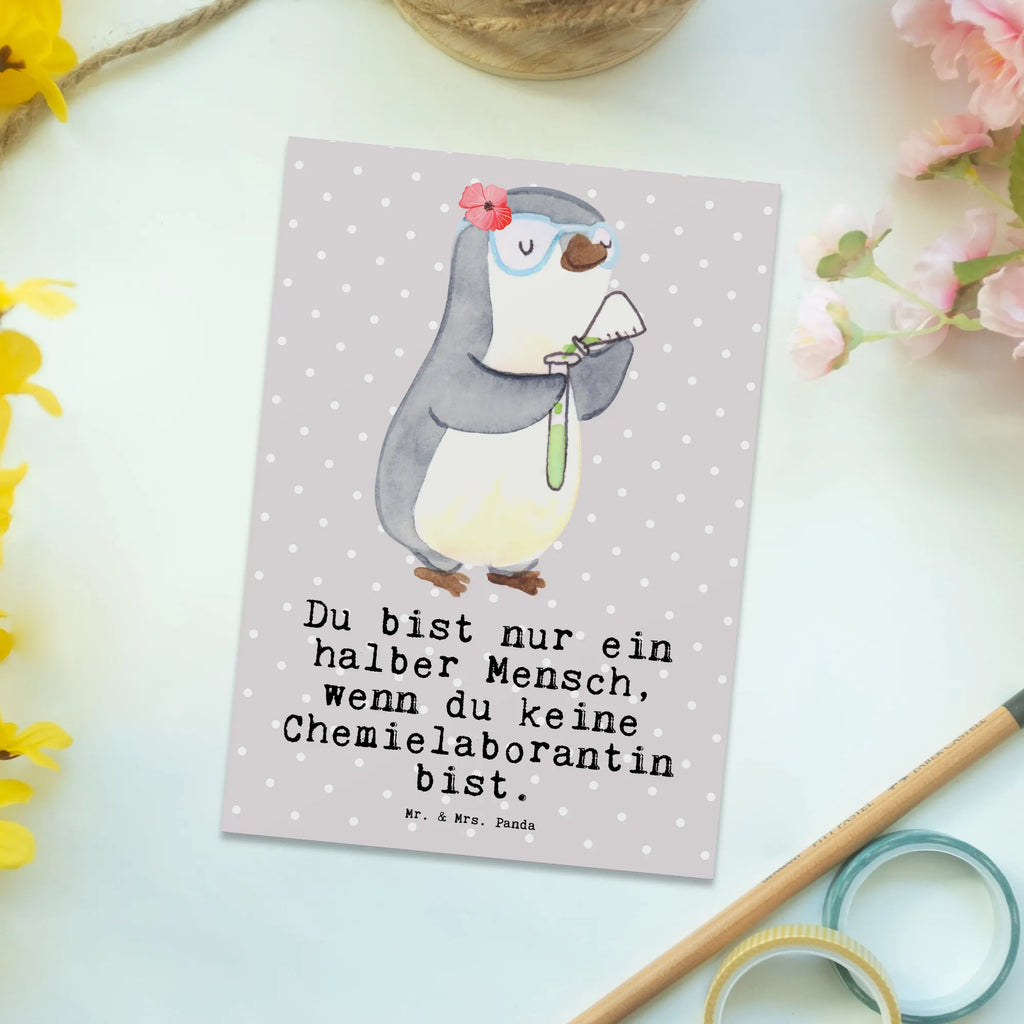 Postkarte Chemielaborantin mit Herz Postkarte, Karte, Geschenkkarte, Grußkarte, Einladung, Ansichtskarte, Geburtstagskarte, Einladungskarte, Dankeskarte, Ansichtskarten, Einladung Geburtstag, Einladungskarten Geburtstag, Beruf, Ausbildung, Jubiläum, Abschied, Rente, Kollege, Kollegin, Geschenk, Schenken, Arbeitskollege, Mitarbeiter, Firma, Danke, Dankeschön, Chemikerin, Chemielaborantin, Naturwissenschaftlerin, Labor, Studium, Forschung, Wissenschaftlerin