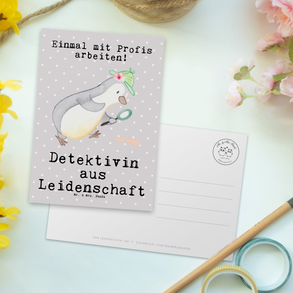 Postkarte Detektivin aus Leidenschaft Postkarte, Karte, Geschenkkarte, Grußkarte, Einladung, Ansichtskarte, Geburtstagskarte, Einladungskarte, Dankeskarte, Ansichtskarten, Einladung Geburtstag, Einladungskarten Geburtstag, Beruf, Ausbildung, Jubiläum, Abschied, Rente, Kollege, Kollegin, Geschenk, Schenken, Arbeitskollege, Mitarbeiter, Firma, Danke, Dankeschön, Detektivin, Ermittlerin, Agentin, Privatdetektei, Berufsdetektivin, Wirtschaftsdetektei, Detektivausbildung, Spurensuche