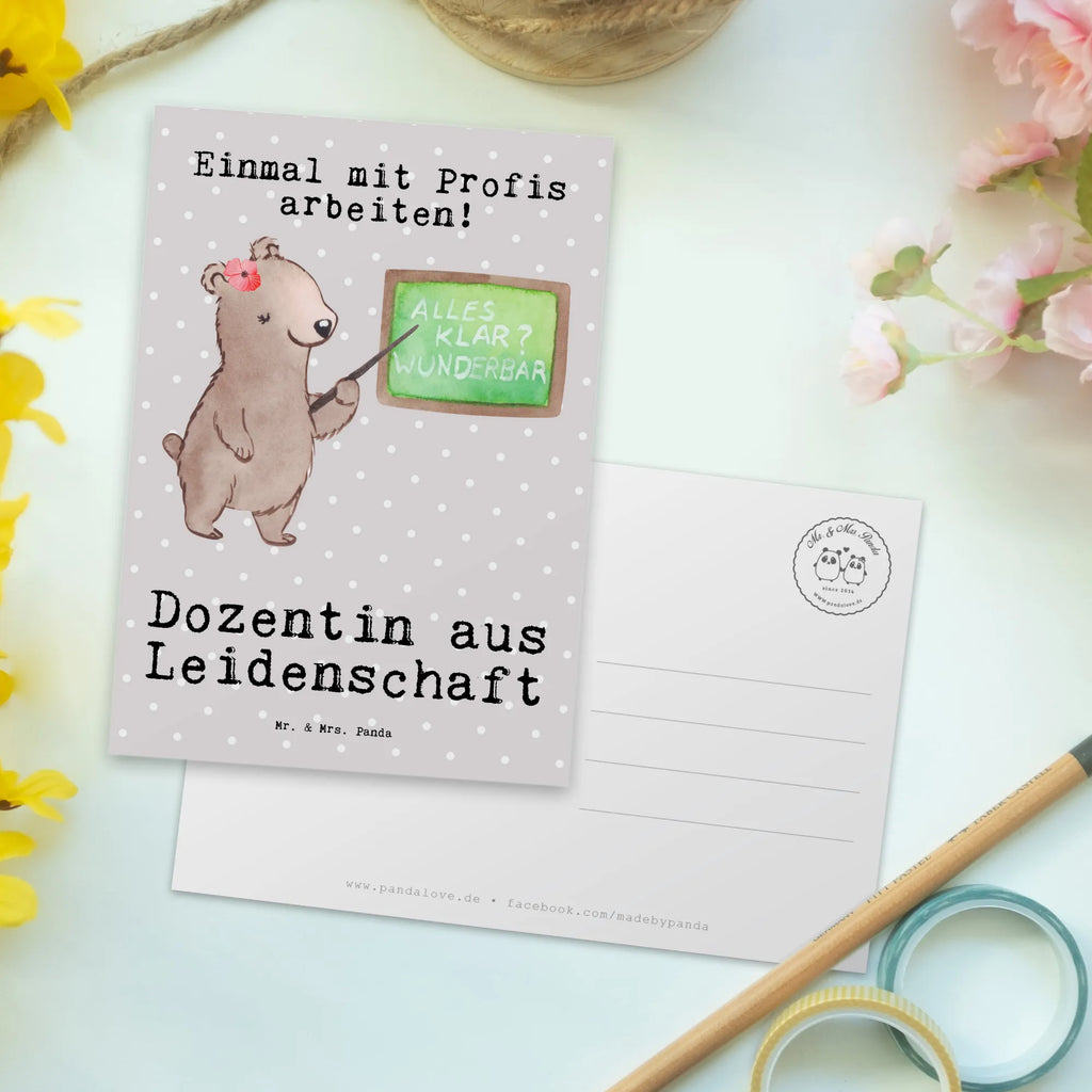 Postkarte Dozentin aus Leidenschaft Postkarte, Karte, Geschenkkarte, Grußkarte, Einladung, Ansichtskarte, Geburtstagskarte, Einladungskarte, Dankeskarte, Ansichtskarten, Einladung Geburtstag, Einladungskarten Geburtstag, Beruf, Ausbildung, Jubiläum, Abschied, Rente, Kollege, Kollegin, Geschenk, Schenken, Arbeitskollege, Mitarbeiter, Firma, Danke, Dankeschön, Dozentin, Professorin, Universität, Vorlesung, Tutorin, Akademikerin, Uni, Unterricht