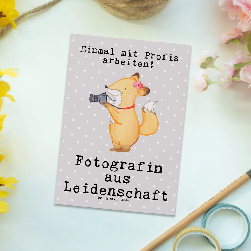 Postkarte Fotografin aus Leidenschaft Postkarte, Karte, Geschenkkarte, Grußkarte, Einladung, Ansichtskarte, Geburtstagskarte, Einladungskarte, Dankeskarte, Ansichtskarten, Einladung Geburtstag, Einladungskarten Geburtstag, Beruf, Ausbildung, Jubiläum, Abschied, Rente, Kollege, Kollegin, Geschenk, Schenken, Arbeitskollege, Mitarbeiter, Firma, Danke, Dankeschön, Fotografin, Fotoreporterin, Hobbyfotografin, Hochzeitsfotografin, Fotografie, Profi Fotografin