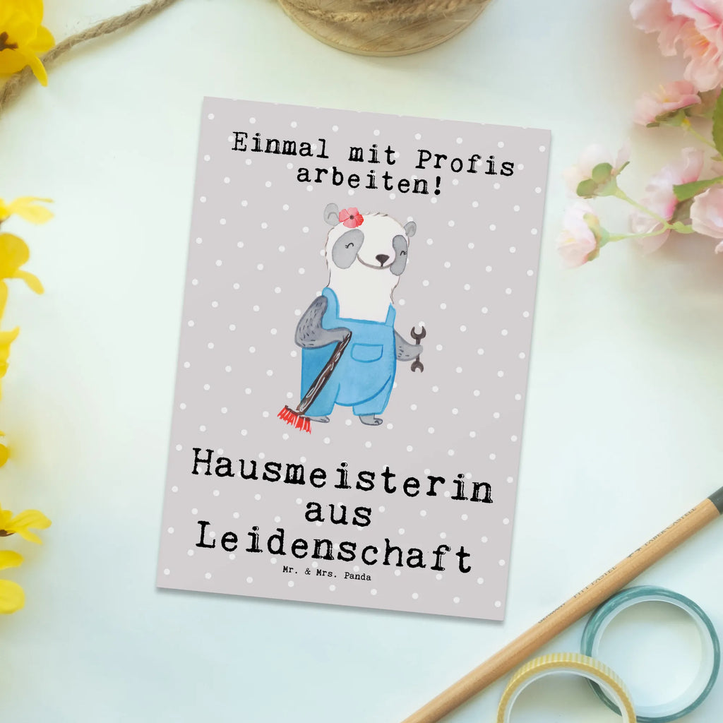 Postkarte Hausmeisterin aus Leidenschaft Postkarte, Karte, Geschenkkarte, Grußkarte, Einladung, Ansichtskarte, Geburtstagskarte, Einladungskarte, Dankeskarte, Ansichtskarten, Einladung Geburtstag, Einladungskarten Geburtstag, Beruf, Ausbildung, Jubiläum, Abschied, Rente, Kollege, Kollegin, Geschenk, Schenken, Arbeitskollege, Mitarbeiter, Firma, Danke, Dankeschön, Hausmeisterin, Concierge, Hausverwalterin, Facility Manager