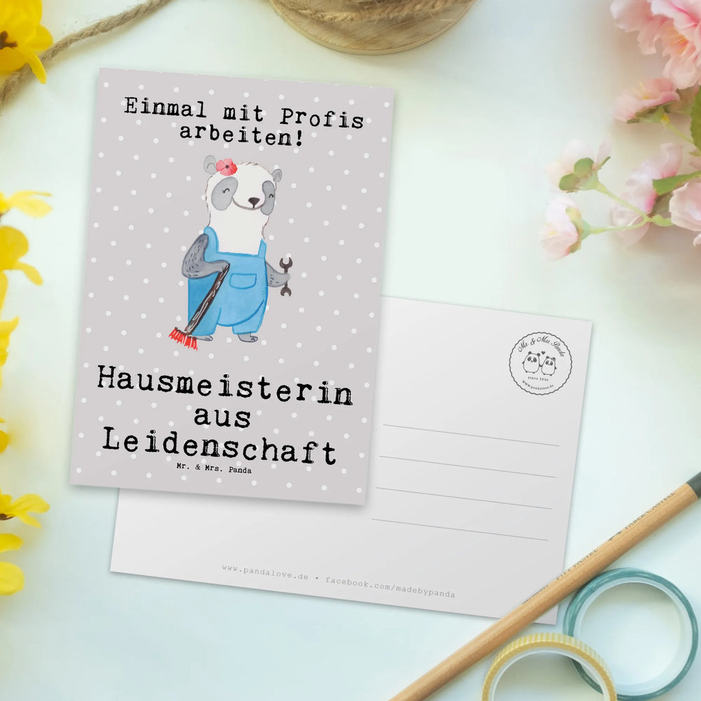 Postkarte Hausmeisterin aus Leidenschaft Postkarte, Karte, Geschenkkarte, Grußkarte, Einladung, Ansichtskarte, Geburtstagskarte, Einladungskarte, Dankeskarte, Ansichtskarten, Einladung Geburtstag, Einladungskarten Geburtstag, Beruf, Ausbildung, Jubiläum, Abschied, Rente, Kollege, Kollegin, Geschenk, Schenken, Arbeitskollege, Mitarbeiter, Firma, Danke, Dankeschön, Hausmeisterin, Concierge, Hausverwalterin, Facility Manager