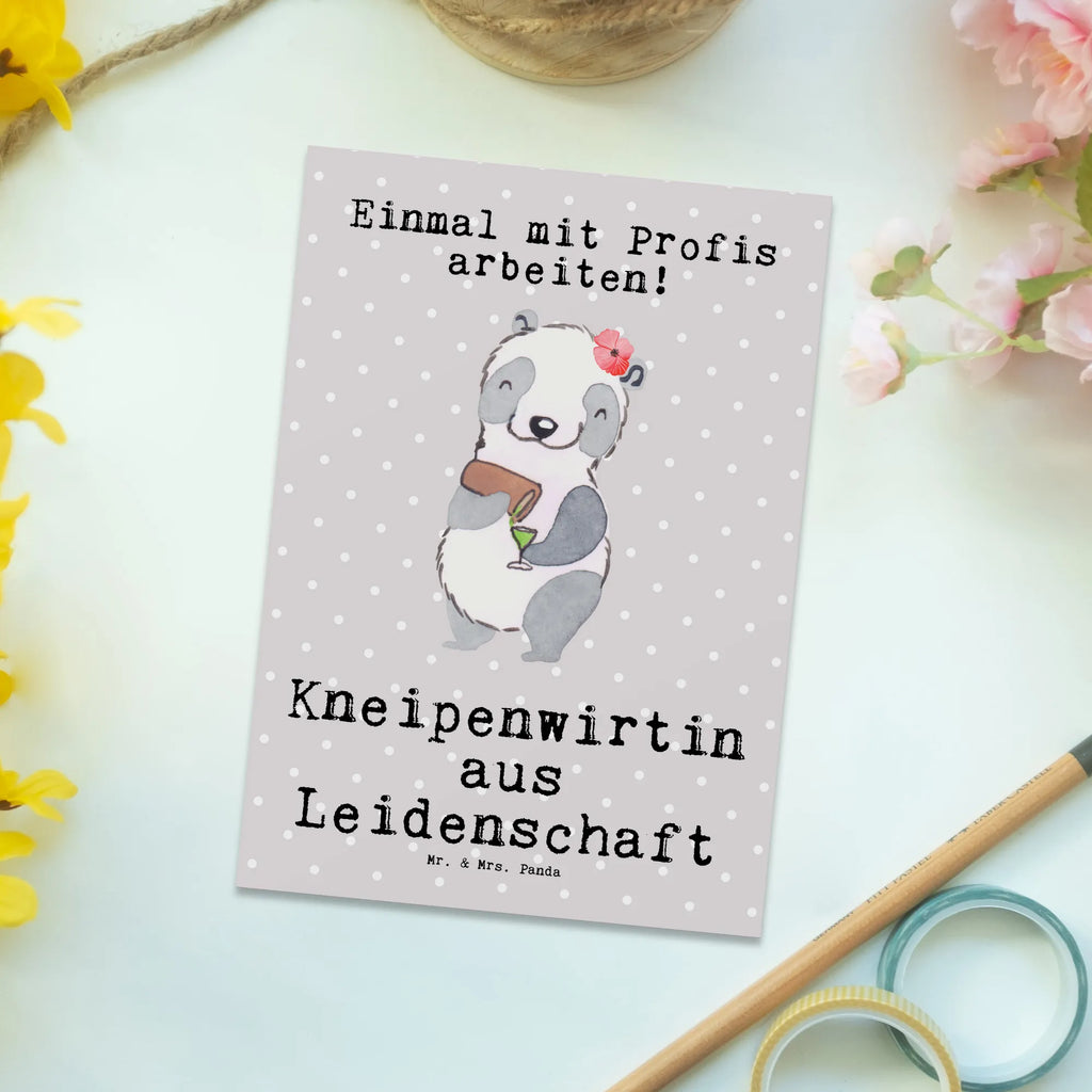 Postkarte Kneipenwirtin Leidenschaft Postkarte, Karte, Geschenkkarte, Grußkarte, Einladung, Ansichtskarte, Geburtstagskarte, Einladungskarte, Dankeskarte, Ansichtskarten, Einladung Geburtstag, Einladungskarten Geburtstag, Beruf, Ausbildung, Jubiläum, Abschied, Rente, Kollege, Kollegin, Geschenk, Schenken, Arbeitskollege, Mitarbeiter, Firma, Danke, Dankeschön, Kneipenwirtin, Gastwirtin, Gaststätte, Kneipe, Eröffnung, Barkeeperin, Rum, Bar