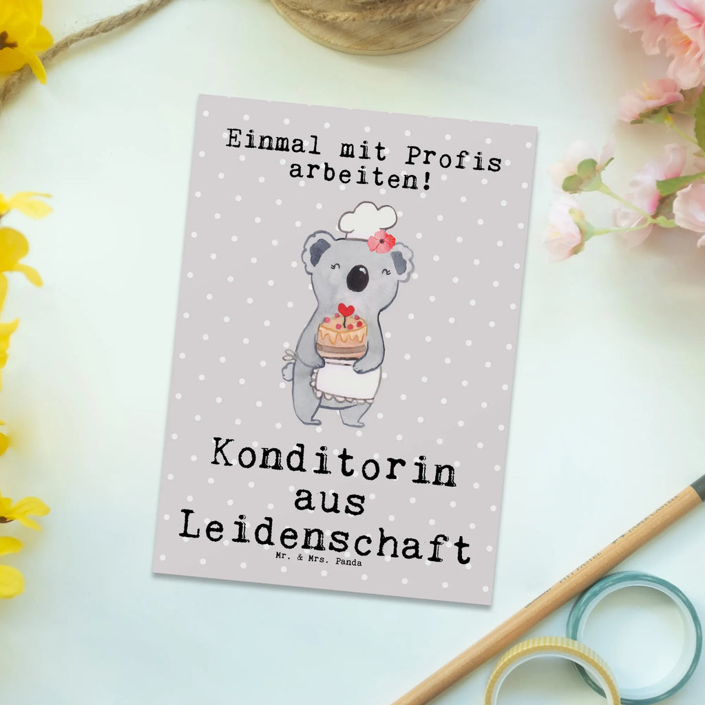 Postkarte Konditorin Leidenschaft Postkarte, Karte, Geschenkkarte, Grußkarte, Einladung, Ansichtskarte, Geburtstagskarte, Einladungskarte, Dankeskarte, Ansichtskarten, Einladung Geburtstag, Einladungskarten Geburtstag, Beruf, Ausbildung, Jubiläum, Abschied, Rente, Kollege, Kollegin, Geschenk, Schenken, Arbeitskollege, Mitarbeiter, Firma, Danke, Dankeschön, Konditorin, Kuchenbäckerin, Patissierin, Confiseurin, Bäckerin