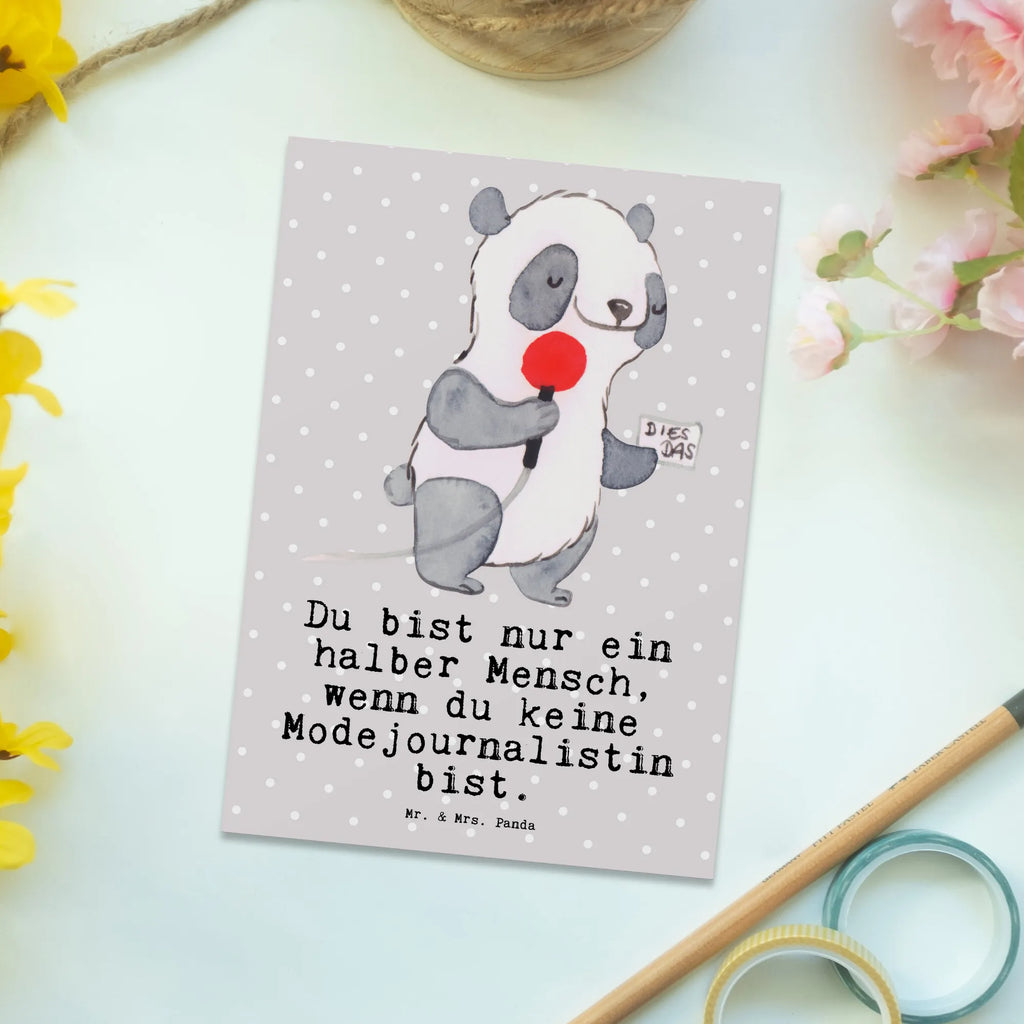 Postkarte Modejournalistin mit Herz Postkarte, Karte, Geschenkkarte, Grußkarte, Einladung, Ansichtskarte, Geburtstagskarte, Einladungskarte, Dankeskarte, Ansichtskarten, Einladung Geburtstag, Einladungskarten Geburtstag, Beruf, Ausbildung, Jubiläum, Abschied, Rente, Kollege, Kollegin, Geschenk, Schenken, Arbeitskollege, Mitarbeiter, Firma, Danke, Dankeschön, Modejournalistin, Journalistin, Reporterin, Redakteurin, Pressebüro, Studium