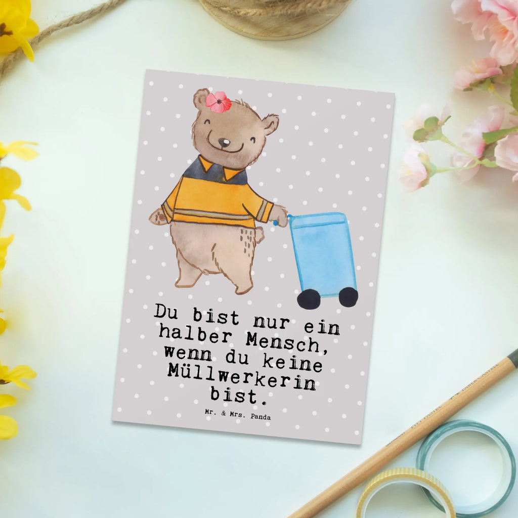 Postkarte Müllwerkerin mit Herz Postkarte, Karte, Geschenkkarte, Grußkarte, Einladung, Ansichtskarte, Geburtstagskarte, Einladungskarte, Dankeskarte, Ansichtskarten, Einladung Geburtstag, Einladungskarten Geburtstag, Beruf, Ausbildung, Jubiläum, Abschied, Rente, Kollege, Kollegin, Geschenk, Schenken, Arbeitskollege, Mitarbeiter, Firma, Danke, Dankeschön, Müllwerkerin, Fachkraft Kreislauf- und Abfallwirtschaft, Müllentsorgerin, Kehrichtfrau, Müllfrau, Müllfahreriin