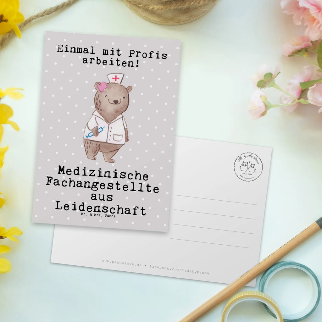 Postkarte Medizinische Fachangestellte aus Leidenschaft Postkarte, Karte, Geschenkkarte, Grußkarte, Einladung, Ansichtskarte, Geburtstagskarte, Einladungskarte, Dankeskarte, Ansichtskarten, Einladung Geburtstag, Einladungskarten Geburtstag, Beruf, Ausbildung, Jubiläum, Abschied, Rente, Kollege, Kollegin, Geschenk, Schenken, Arbeitskollege, Mitarbeiter, Firma, Danke, Dankeschön, Arzthelferin, Medizinische Fachangestellte, Sprechstundenhilfe