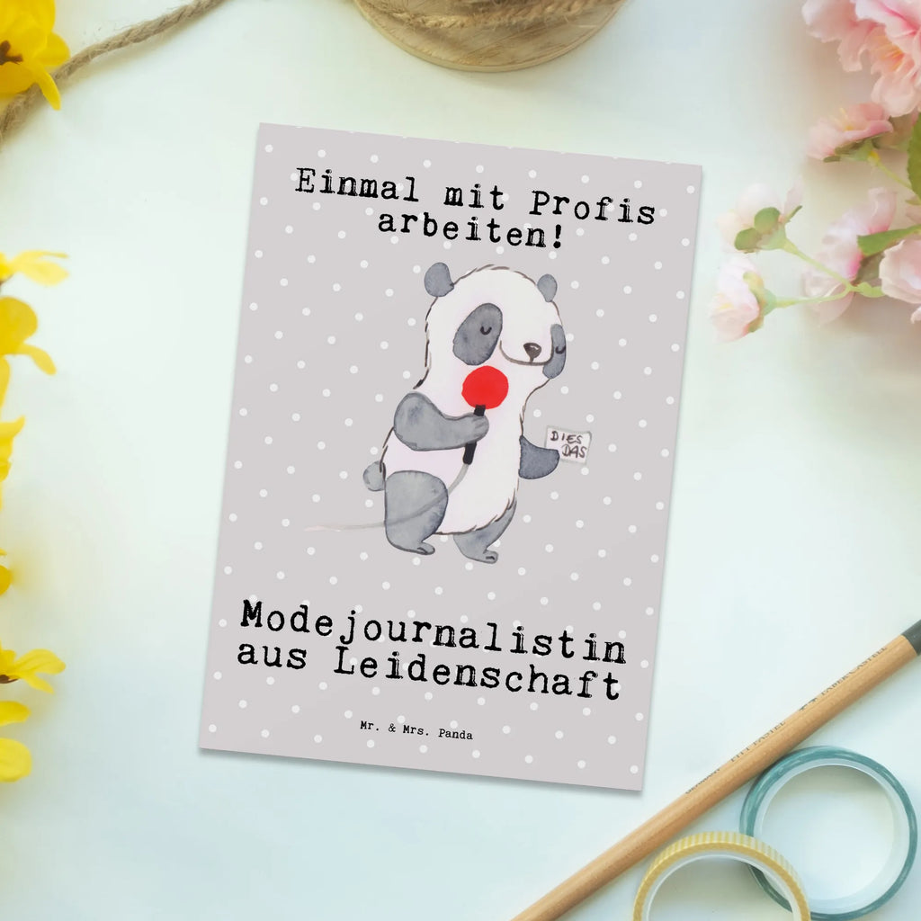 Postkarte Modejournalistin Leidenschaft Postkarte, Karte, Geschenkkarte, Grußkarte, Einladung, Ansichtskarte, Geburtstagskarte, Einladungskarte, Dankeskarte, Ansichtskarten, Einladung Geburtstag, Einladungskarten Geburtstag, Beruf, Ausbildung, Jubiläum, Abschied, Rente, Kollege, Kollegin, Geschenk, Schenken, Arbeitskollege, Mitarbeiter, Firma, Danke, Dankeschön, Modejournalistin, Journalistin, Reporterin, Redakteurin, Pressebüro, Studium