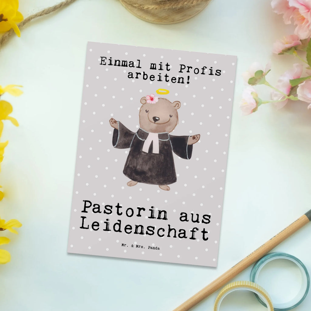 Postkarte Pastorin aus Leidenschaft Postkarte, Karte, Geschenkkarte, Grußkarte, Einladung, Ansichtskarte, Geburtstagskarte, Einladungskarte, Dankeskarte, Ansichtskarten, Einladung Geburtstag, Einladungskarten Geburtstag, Beruf, Ausbildung, Jubiläum, Abschied, Rente, Kollege, Kollegin, Geschenk, Schenken, Arbeitskollege, Mitarbeiter, Firma, Danke, Dankeschön, Pastorin, Dienerin Gottes<br />Geistliche, Pfarrerin, Predigerin<br />Priesterin, Theologin, Kirche