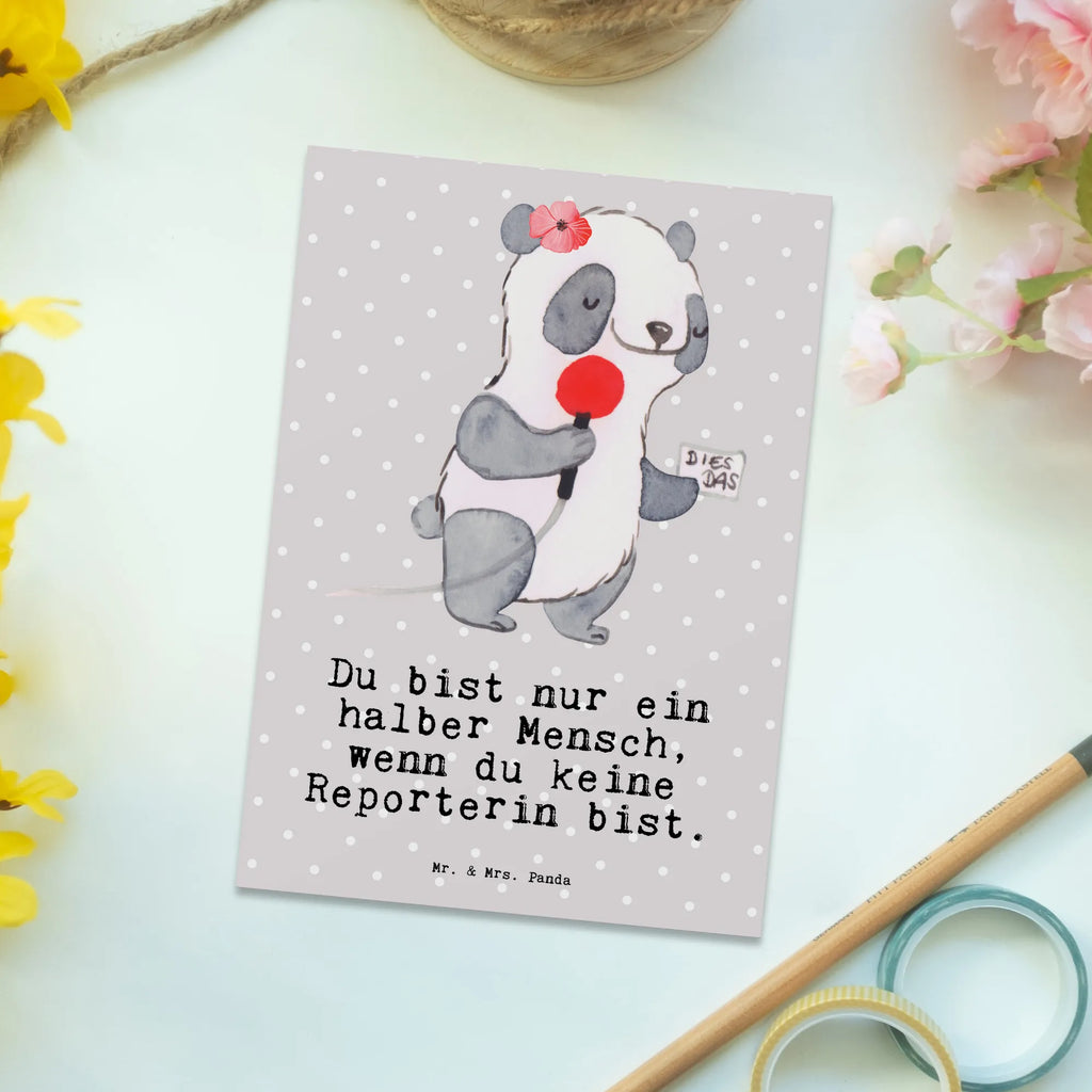 Postkarte Reporterin mit Herz Postkarte, Karte, Geschenkkarte, Grußkarte, Einladung, Ansichtskarte, Geburtstagskarte, Einladungskarte, Dankeskarte, Ansichtskarten, Einladung Geburtstag, Einladungskarten Geburtstag, Beruf, Ausbildung, Jubiläum, Abschied, Rente, Kollege, Kollegin, Geschenk, Schenken, Arbeitskollege, Mitarbeiter, Firma, Danke, Dankeschön