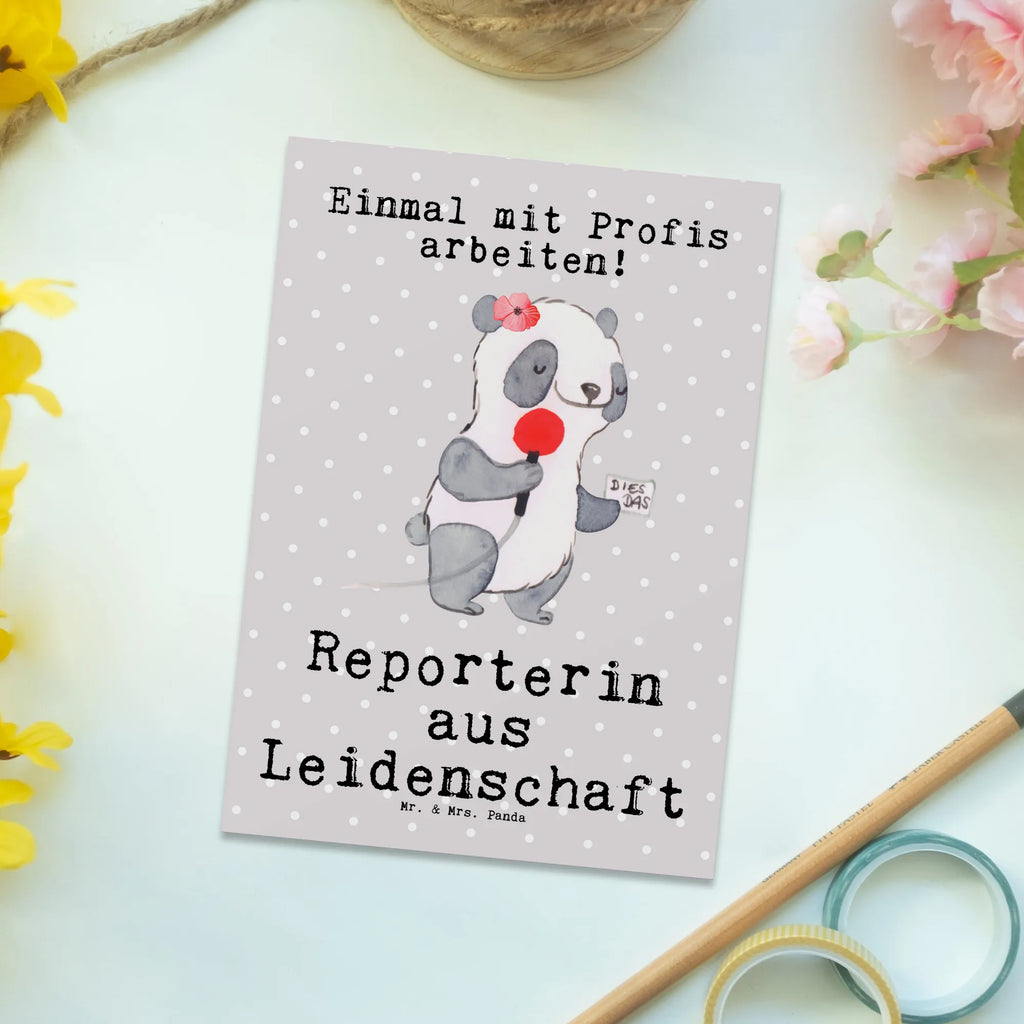 Postkarte Reporterin Leidenschaft Postkarte, Karte, Geschenkkarte, Grußkarte, Einladung, Ansichtskarte, Geburtstagskarte, Einladungskarte, Dankeskarte, Ansichtskarten, Einladung Geburtstag, Einladungskarten Geburtstag, Beruf, Ausbildung, Jubiläum, Abschied, Rente, Kollege, Kollegin, Geschenk, Schenken, Arbeitskollege, Mitarbeiter, Firma, Danke, Dankeschön