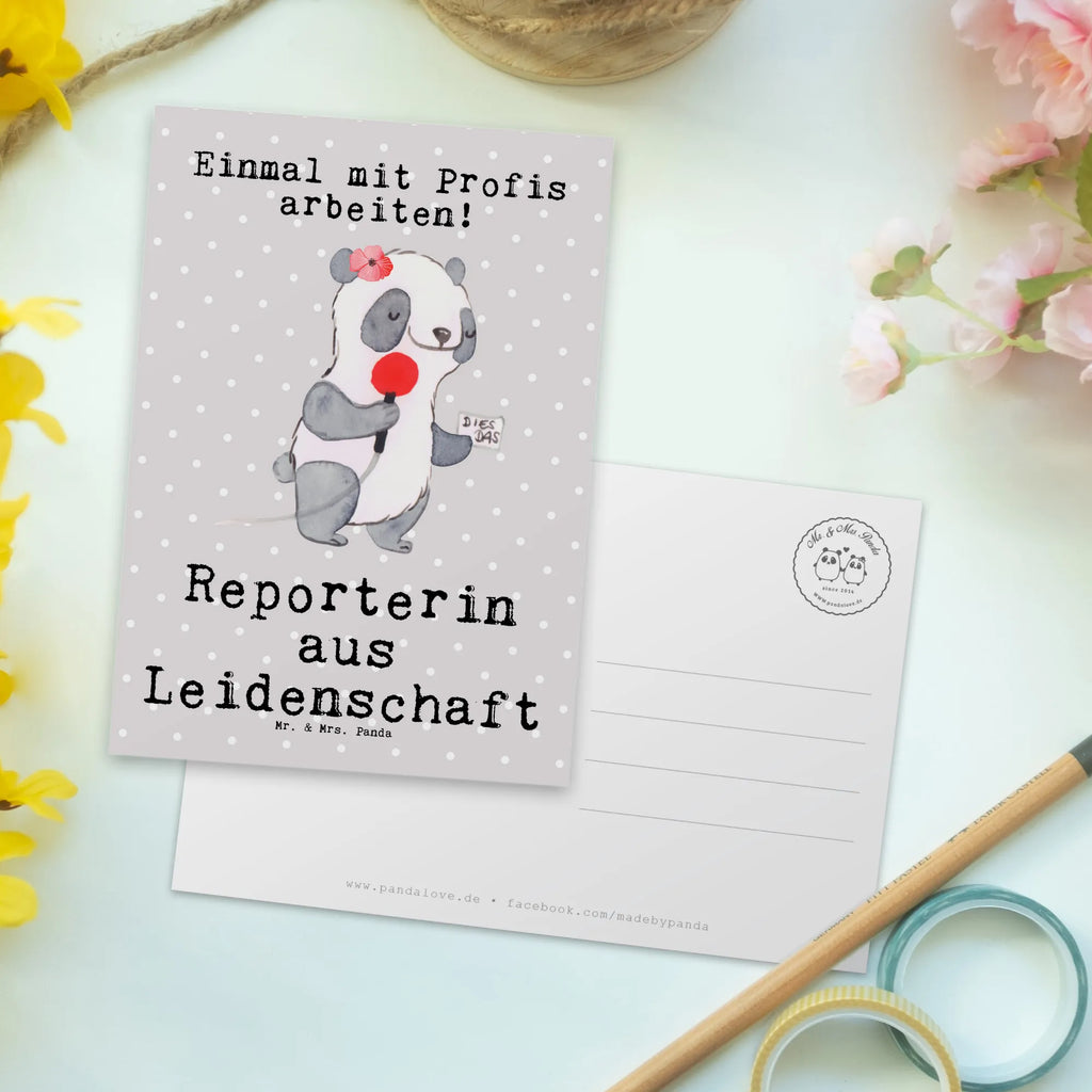 Postkarte Reporterin Leidenschaft Postkarte, Karte, Geschenkkarte, Grußkarte, Einladung, Ansichtskarte, Geburtstagskarte, Einladungskarte, Dankeskarte, Ansichtskarten, Einladung Geburtstag, Einladungskarten Geburtstag, Beruf, Ausbildung, Jubiläum, Abschied, Rente, Kollege, Kollegin, Geschenk, Schenken, Arbeitskollege, Mitarbeiter, Firma, Danke, Dankeschön