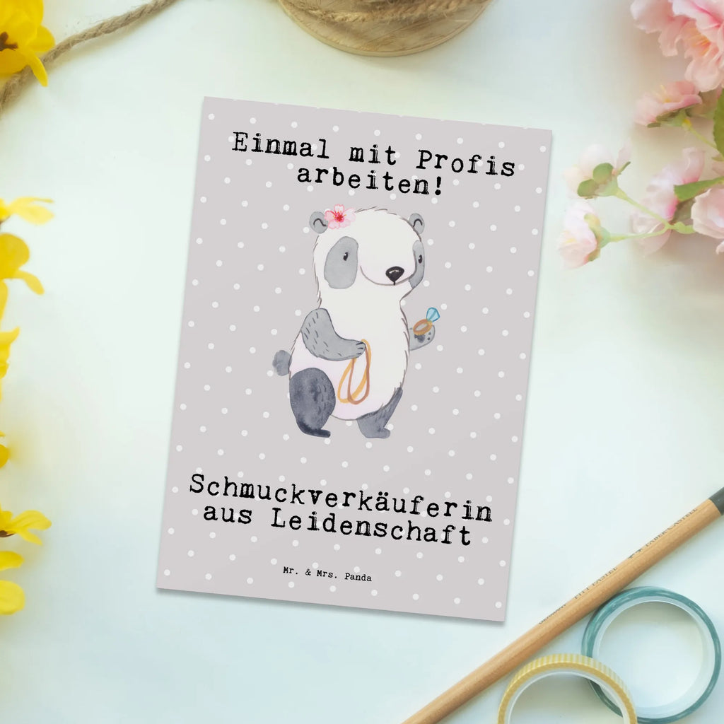 Postkarte Schmuckverkäuferin Leidenschaft Postkarte, Karte, Geschenkkarte, Grußkarte, Einladung, Ansichtskarte, Geburtstagskarte, Einladungskarte, Dankeskarte, Ansichtskarten, Einladung Geburtstag, Einladungskarten Geburtstag, Beruf, Ausbildung, Jubiläum, Abschied, Rente, Kollege, Kollegin, Geschenk, Schenken, Arbeitskollege, Mitarbeiter, Firma, Danke, Dankeschön, Schmuckverkäuferin, Juwelier, Goldschmied, Schmied, Schmuckwarenhändler, Schmuckgeschäft, Eröffnung