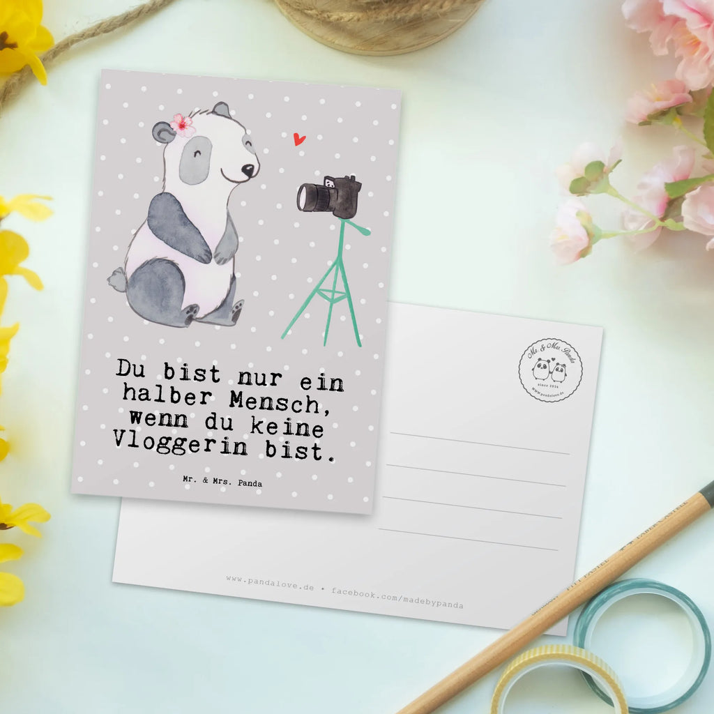 Postkarte Vloggerin mit Herz Postkarte, Karte, Geschenkkarte, Grußkarte, Einladung, Ansichtskarte, Geburtstagskarte, Einladungskarte, Dankeskarte, Ansichtskarten, Einladung Geburtstag, Einladungskarten Geburtstag, Beruf, Ausbildung, Jubiläum, Abschied, Rente, Kollege, Kollegin, Geschenk, Schenken, Arbeitskollege, Mitarbeiter, Firma, Danke, Dankeschön