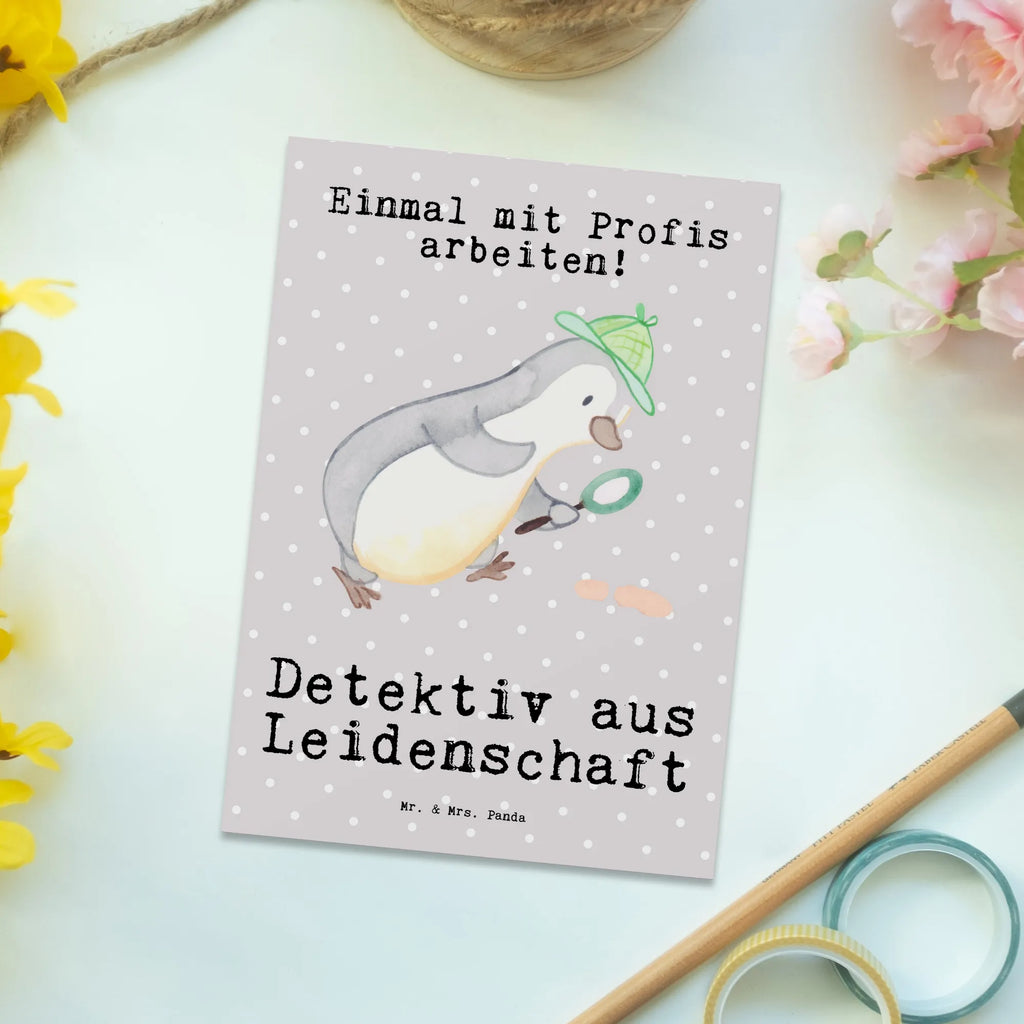 Postkarte Detektiv aus Leidenschaft Postkarte, Karte, Geschenkkarte, Grußkarte, Einladung, Ansichtskarte, Geburtstagskarte, Einladungskarte, Dankeskarte, Ansichtskarten, Einladung Geburtstag, Einladungskarten Geburtstag, Beruf, Ausbildung, Jubiläum, Abschied, Rente, Kollege, Kollegin, Geschenk, Schenken, Arbeitskollege, Mitarbeiter, Firma, Danke, Dankeschön, Detektiv, Ermittler, Agent, Privatdetektei, Berufsdetektiv, Wirtschaftsdetektei, Detektivausbildung, Spurensuche