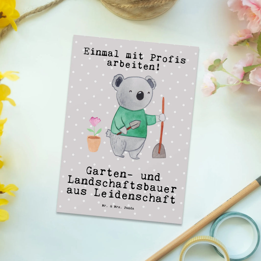 Postkarte Garten- und Landschaftsbauer aus Leidenschaft Postkarte, Karte, Geschenkkarte, Grußkarte, Einladung, Ansichtskarte, Geburtstagskarte, Einladungskarte, Dankeskarte, Ansichtskarten, Einladung Geburtstag, Einladungskarten Geburtstag, Beruf, Ausbildung, Jubiläum, Abschied, Rente, Kollege, Kollegin, Geschenk, Schenken, Arbeitskollege, Mitarbeiter, Firma, Danke, Dankeschön, Gärtner, Gartenplaner, Gärtnerei, Gartenbau, Hobbygärtner, Garten- und Landschaftsbauer