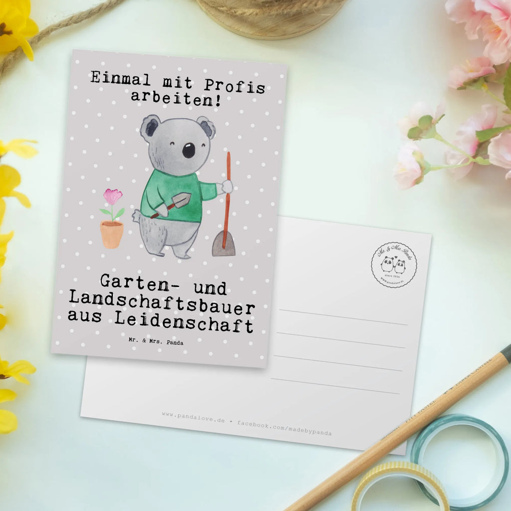 Postkarte Garten- und Landschaftsbauer aus Leidenschaft Postkarte, Karte, Geschenkkarte, Grußkarte, Einladung, Ansichtskarte, Geburtstagskarte, Einladungskarte, Dankeskarte, Ansichtskarten, Einladung Geburtstag, Einladungskarten Geburtstag, Beruf, Ausbildung, Jubiläum, Abschied, Rente, Kollege, Kollegin, Geschenk, Schenken, Arbeitskollege, Mitarbeiter, Firma, Danke, Dankeschön, Gärtner, Gartenplaner, Gärtnerei, Gartenbau, Hobbygärtner, Garten- und Landschaftsbauer