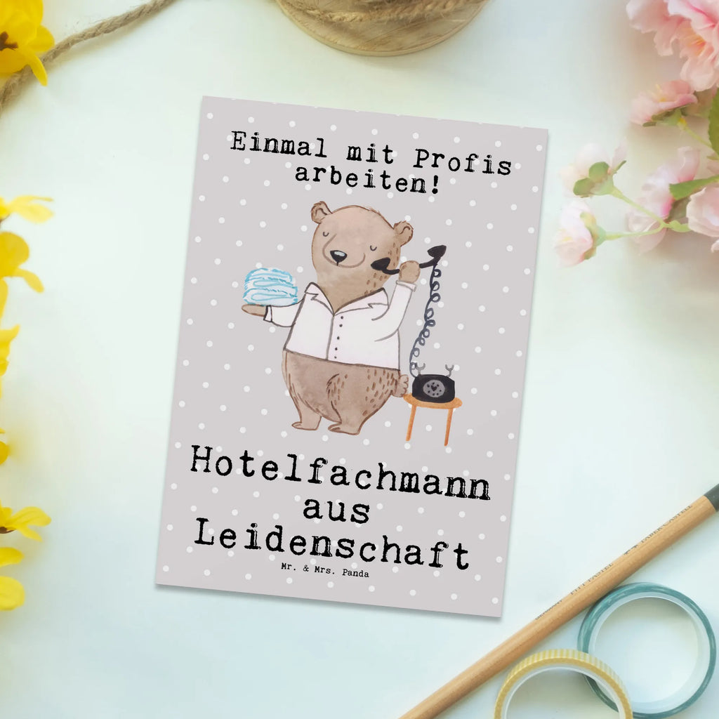 Postkarte Hotelfachmann aus Leidenschaft Postkarte, Karte, Geschenkkarte, Grußkarte, Einladung, Ansichtskarte, Geburtstagskarte, Einladungskarte, Dankeskarte, Ansichtskarten, Einladung Geburtstag, Einladungskarten Geburtstag, Beruf, Ausbildung, Jubiläum, Abschied, Rente, Kollege, Kollegin, Geschenk, Schenken, Arbeitskollege, Mitarbeiter, Firma, Danke, Dankeschön, Hotelfachmann, Hotelkaufmann, Hotelfachangestellter, Hotelier, Hoteleröffnung