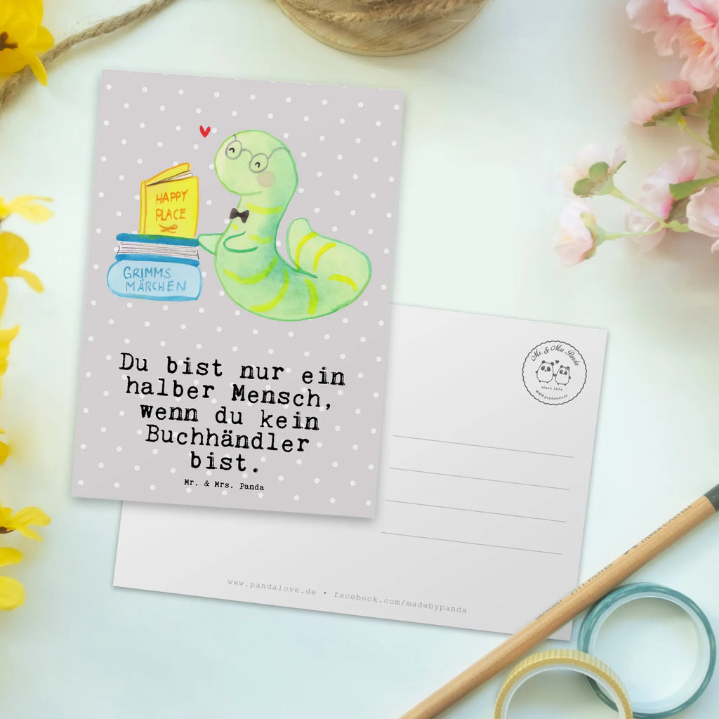 Postkarte Buchhändler mit Herz Postkarte, Karte, Geschenkkarte, Grußkarte, Einladung, Ansichtskarte, Geburtstagskarte, Einladungskarte, Dankeskarte, Ansichtskarten, Einladung Geburtstag, Einladungskarten Geburtstag, Beruf, Ausbildung, Jubiläum, Abschied, Rente, Kollege, Kollegin, Geschenk, Schenken, Arbeitskollege, Mitarbeiter, Firma, Danke, Dankeschön, Buchhändler, Buchhandlung, Buchverkäufer, Bibliothekar, Bücherwurm