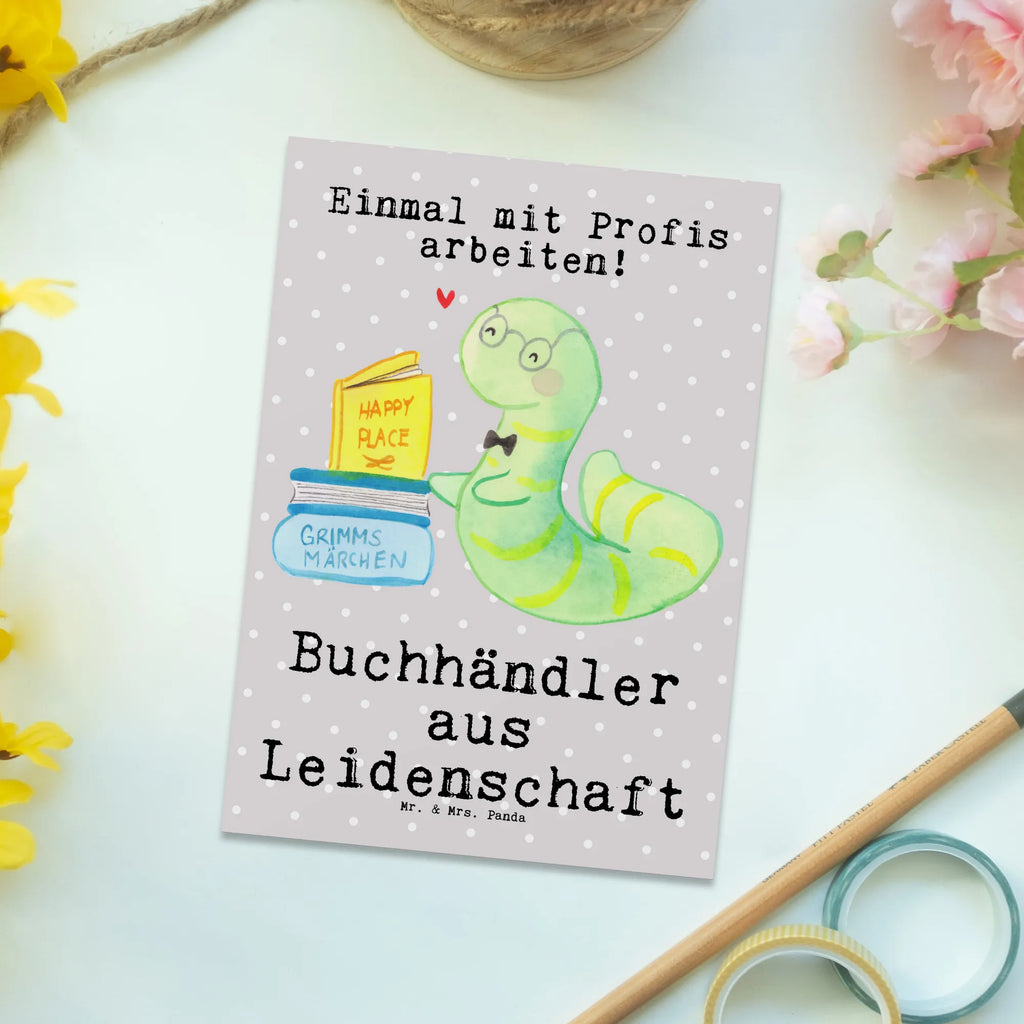 Postkarte Buchhändler Leidenschaft Postkarte, Karte, Geschenkkarte, Grußkarte, Einladung, Ansichtskarte, Geburtstagskarte, Einladungskarte, Dankeskarte, Ansichtskarten, Einladung Geburtstag, Einladungskarten Geburtstag, Beruf, Ausbildung, Jubiläum, Abschied, Rente, Kollege, Kollegin, Geschenk, Schenken, Arbeitskollege, Mitarbeiter, Firma, Danke, Dankeschön, Buchhändler, Buchhandlung, Buchverkäufer, Bibliothekar, Bücherwurm