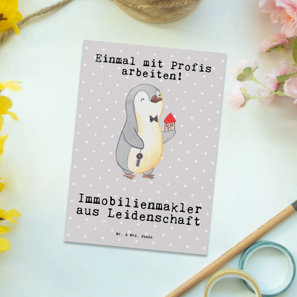 Postkarte Immobilienmakler aus Leidenschaft Postkarte, Karte, Geschenkkarte, Grußkarte, Einladung, Ansichtskarte, Geburtstagskarte, Einladungskarte, Dankeskarte, Ansichtskarten, Einladung Geburtstag, Einladungskarten Geburtstag, Beruf, Ausbildung, Jubiläum, Abschied, Rente, Kollege, Kollegin, Geschenk, Schenken, Arbeitskollege, Mitarbeiter, Firma, Danke, Dankeschön, Immobilienmakler, Immobilienhändler, Immobilienkaufmann, Immobilienbüro