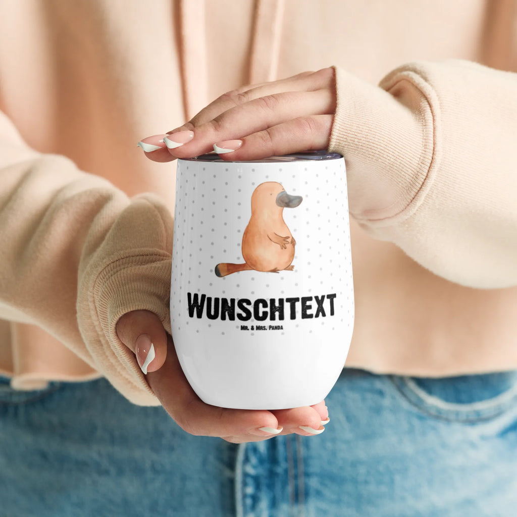 Personalisierter Weinbecher Schnabeltier mutig Personalisierter Weinbecher, Personalisierter Glühwein Becher, Heißgetränke, Personalisierter Trinkbecher, Personalisierter Weinkelch, Personalisiertes Weingläser, hochwertiger Weinbecher, Weinbecher Reisen, Weinbecher unterwegs, Personalisertes Sommerglas, mit Namen, Wunschtext, Personalisierung, selbst bedrucken, Personalisiertes Weinglas, Meerestiere, Meer, Urlaub, Schnabeltier, Mut, mutig, Lebensweisheit, Schnabeltiere, Motivation, Training, Büro, Arbeit, Neuanfang, Neustart, Weltreise, Raodtrip