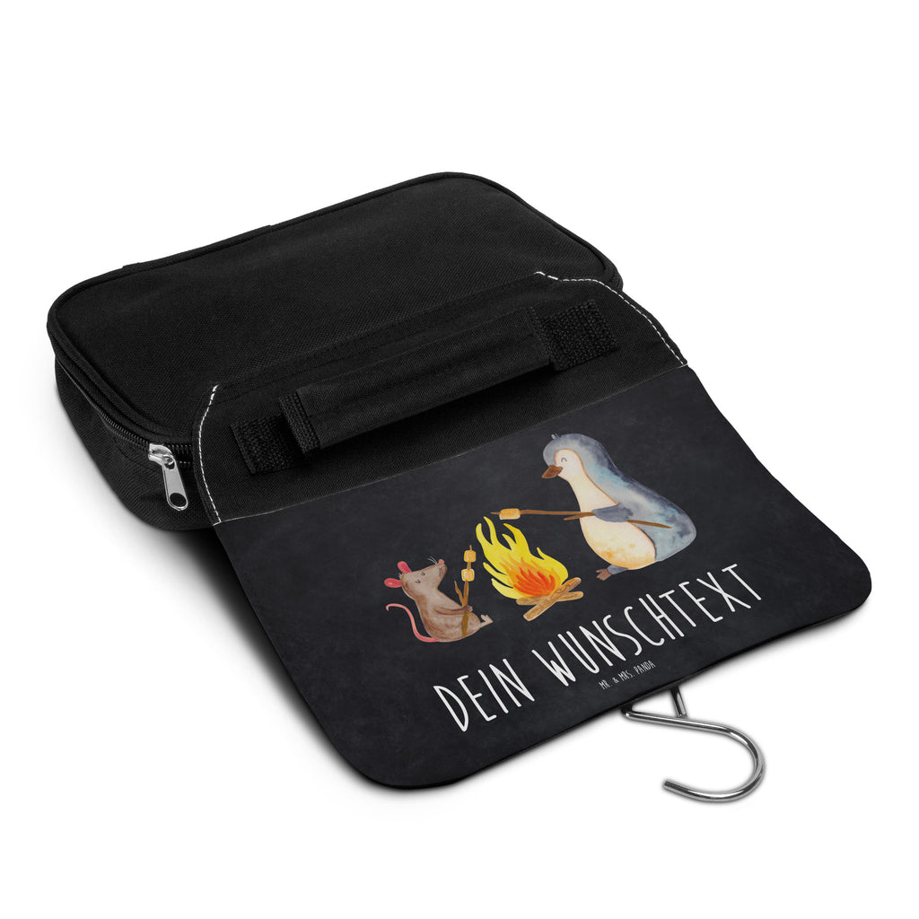 Personalisierter Kulturbeutel Pinguin Lagerfeuer Personalisierter Kulturbeutel, Personalisierte Waschtasche, Personalisierte Kosmetiktasche, Damen, Herren, Personalisierte Aufbewahrungstasche, Personalisierte Schminktasche, Personalisierter Kosmetikbeutel, Personalisierter Organizer, Personalisierte Kulturtasche, Personalisierte Schminkutensil, Personalisierung, Wunschtext, Wunschname, Selbst bedrucken, Kulturbeutel mit Namen, Pinguin, Maus, Pinguine, Lagerfeuer, Leben, Arbeit, Job, Motivation, Büro, Büroalltag, Lebensspruch, Lebensmotivation, Neustart, Liebe, grillen, Feuer, Marshmallows