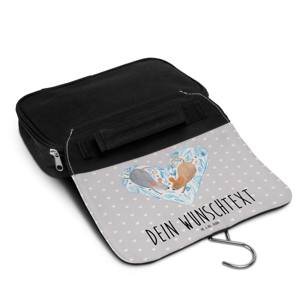 Personalisierter Kulturbeutel Mäuse Herz Personalisierter Kulturbeutel, Personalisierte Waschtasche, Personalisierte Kosmetiktasche, Damen, Herren, Personalisierte Aufbewahrungstasche, Personalisierte Schminktasche, Personalisierter Kosmetikbeutel, Personalisierter Organizer, Personalisierte Kulturtasche, Personalisierte Schminkutensil, Personalisierung, Wunschtext, Wunschname, Selbst bedrucken, Kulturbeutel mit Namen, Liebe, Partner, Freund, Freundin, Ehemann, Ehefrau, Heiraten, Verlobung, Heiratsantrag, Liebesgeschenk, Jahrestag, Hocheitstag, Maus, Mäuse, Liebesbotschaft, Liebesbeweis, Hochzeit, Lieblingsmensch, Gemeinsamkeit, Love, Geschenk für zwei