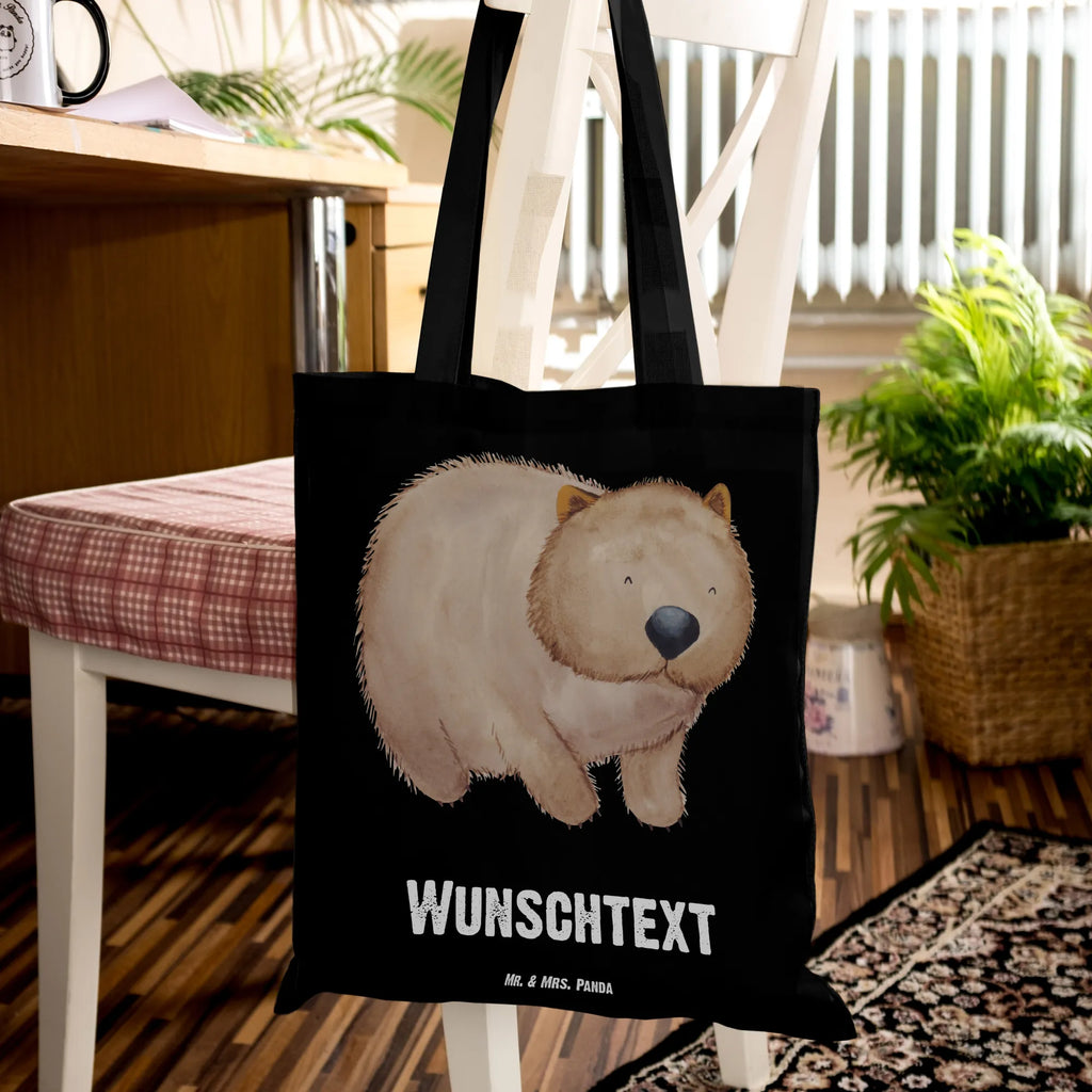 Personalisierte Tragetasche Wombat Personalisierte Beuteltasche, Personalisierter Beutel, Personalisierte Einkaufstasche, Personalisierter Jutebeutel, Personalisierter Stoffbeutel, Tragetasche mit Namen, Einkaufstasche mit Namen, Stoffbeutel mit Namen, Personalisierte Tasche, Personalisierte Jutetasche, Personalisierte Kindergartentasche, Tiermotive, Gute Laune, lustige Sprüche, Tiere, Wombat, Das Leben ist schön, Motivation, Spruch, Australien