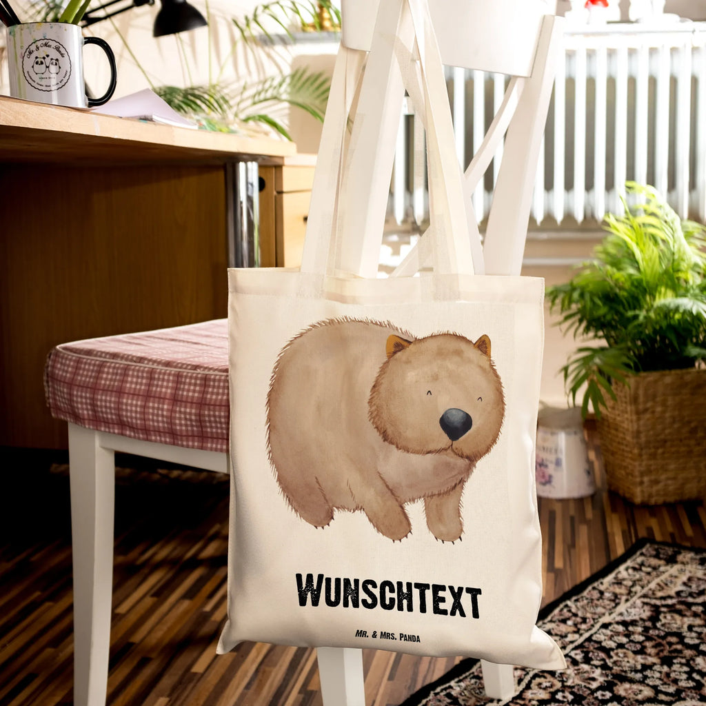 Personalisierte Tragetasche Wombat Personalisierte Beuteltasche, Personalisierter Beutel, Personalisierte Einkaufstasche, Personalisierter Jutebeutel, Personalisierter Stoffbeutel, Tragetasche mit Namen, Einkaufstasche mit Namen, Stoffbeutel mit Namen, Personalisierte Tasche, Personalisierte Jutetasche, Personalisierte Kindergartentasche, Tiermotive, Gute Laune, lustige Sprüche, Tiere, Wombat, Das Leben ist schön, Motivation, Spruch, Australien