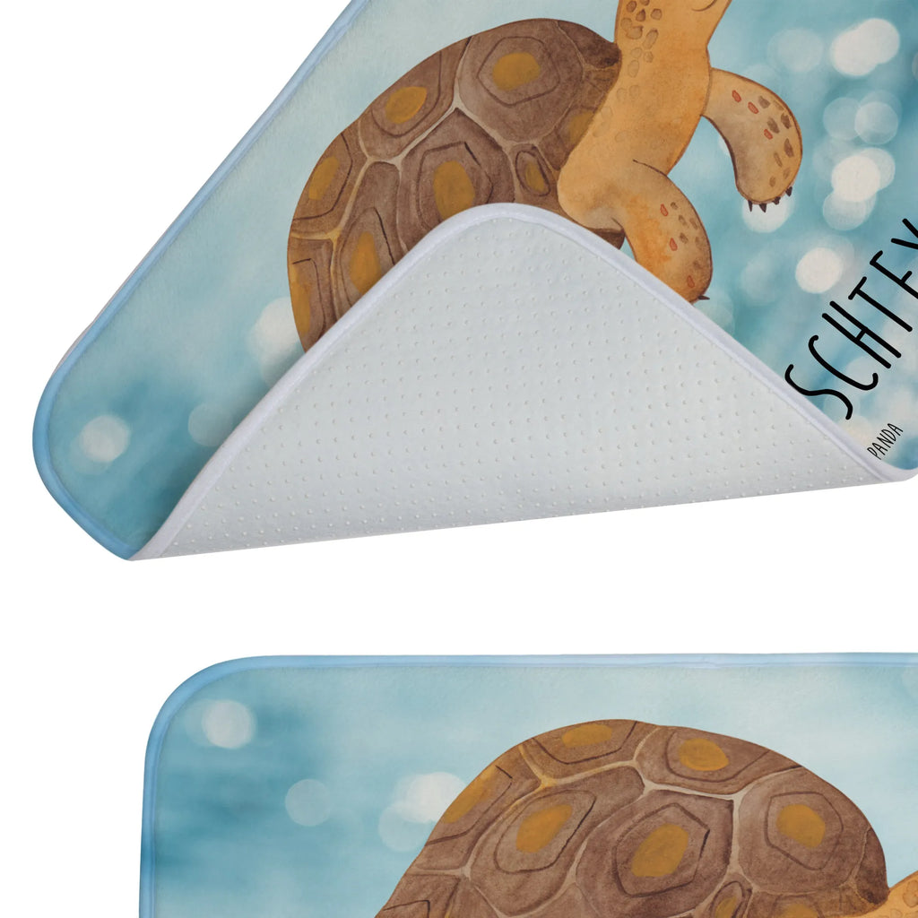 Personalisierter Badvorleger Schildkröte marschiert Personalisierte Badematte, Personalisierter Badteppich, Personalisierter Duschvorleger, Personalisierter Badezimmerteppich, Personalisierter Badezimmermatte, Personalisierter Badvorleger, Personalisierter Duschmatte, Personalisierter Duschteppich, Badematte mit Namen, Badteppich mit Namen, Duschvorleger mit Namen, Badezimmerteppich mit Namen, Badezimmermatte mit Namen, Badvorleger mit Namen, Duschmatte mit Namen, Duschteppich mit Namen, Wunschtext, Badvorleger selbst bedrucken, Wunschname, Personalisieren, Meerestiere, Meer, Urlaub, Schildkröte, Schildkröten, get lost, Abenteuer, Reiselust, Inspiration, Neustart, Motivation, Lieblingsmensch