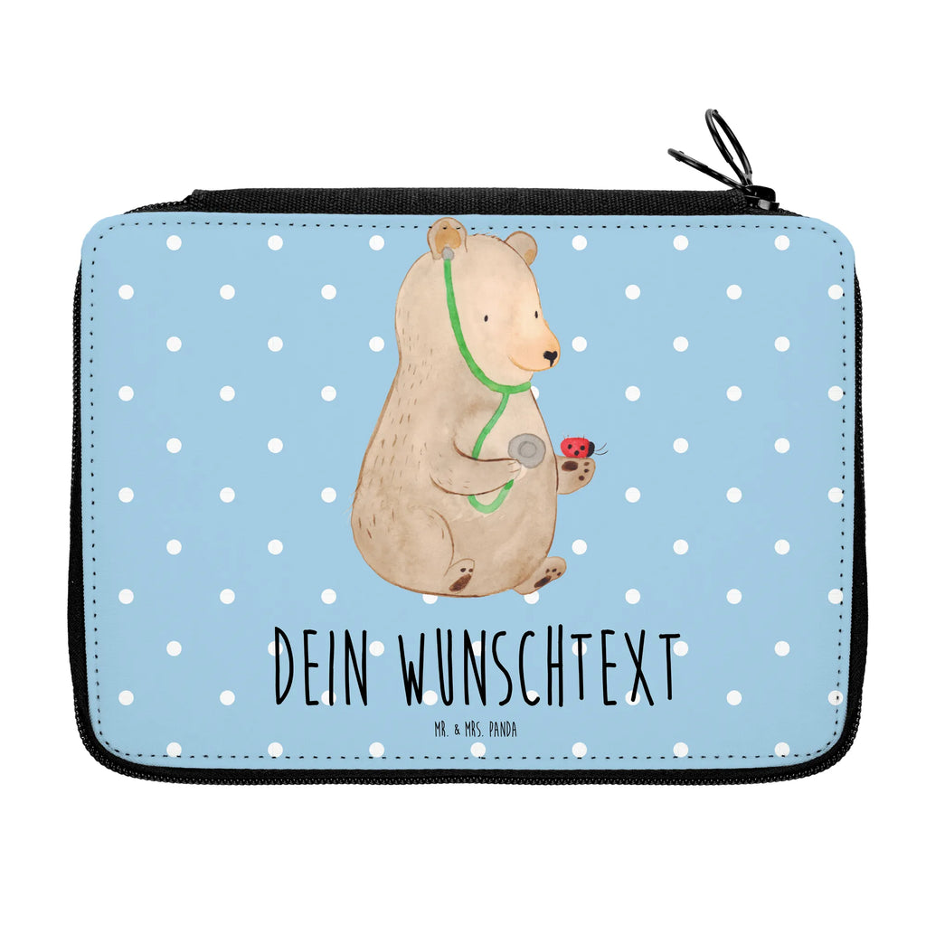 Personalisierte Federmappe Bär Arzt Personalisierte Federmappe, Personalisierte Stiftetasche, PersonalisierteS Stifte Etui, Schule, Einschulung, Geschenk, Kind, Schüler, Schülerin, Personalisierte Stifterolle, PersonalisierteS Federmäppchen, Motiv, Grundschule, Federmäppchen bedruckt, Büro Stifte Etui, Bestückte Federmappe, Kinder Federmappe, Federmappe Einschulung, Federmappe mit Namen, Stiftemappe mit Namen, Stifterolle mit Namen, Federmäppchen mit Namen, Bär, Teddy, Teddybär, Arzt, Ärztin, Doktor, Professor, Doktorin, Professorin