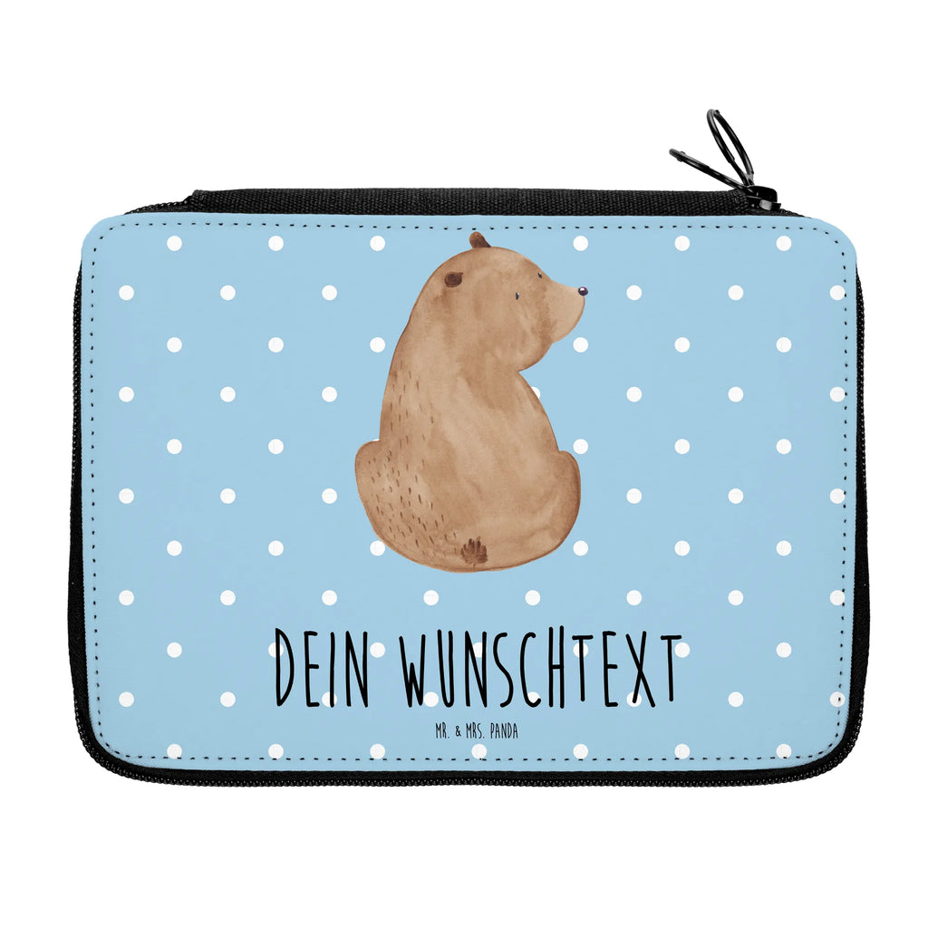 Personalisierte Federmappe Bär Schulterblick Personalisierte Federmappe, Personalisierte Stiftetasche, PersonalisierteS Stifte Etui, Schule, Einschulung, Geschenk, Kind, Schüler, Schülerin, Personalisierte Stifterolle, PersonalisierteS Federmäppchen, Motiv, Grundschule, Federmäppchen bedruckt, Büro Stifte Etui, Bestückte Federmappe, Kinder Federmappe, Federmappe Einschulung, Federmappe mit Namen, Stiftemappe mit Namen, Stifterolle mit Namen, Federmäppchen mit Namen, Bär, Teddy, Teddybär, Selbstachtung, Weltansicht, Motivation, Bären, Bärenliebe, Weisheit