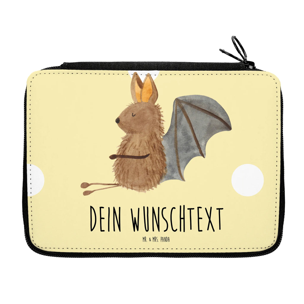 Personalisierte Federmappe Fledermaus sitzend Personalisierte Federmappe, Personalisierte Stiftetasche, PersonalisierteS Stifte Etui, Schule, Einschulung, Geschenk, Kind, Schüler, Schülerin, Personalisierte Stifterolle, PersonalisierteS Federmäppchen, Motiv, Grundschule, Federmäppchen bedruckt, Büro Stifte Etui, Bestückte Federmappe, Kinder Federmappe, Federmappe Einschulung, Federmappe mit Namen, Stiftemappe mit Namen, Stifterolle mit Namen, Federmäppchen mit Namen, Tiermotive, Gute Laune, lustige Sprüche, Tiere, Fledermaus, Fledermäuse, Motivation, entspannen