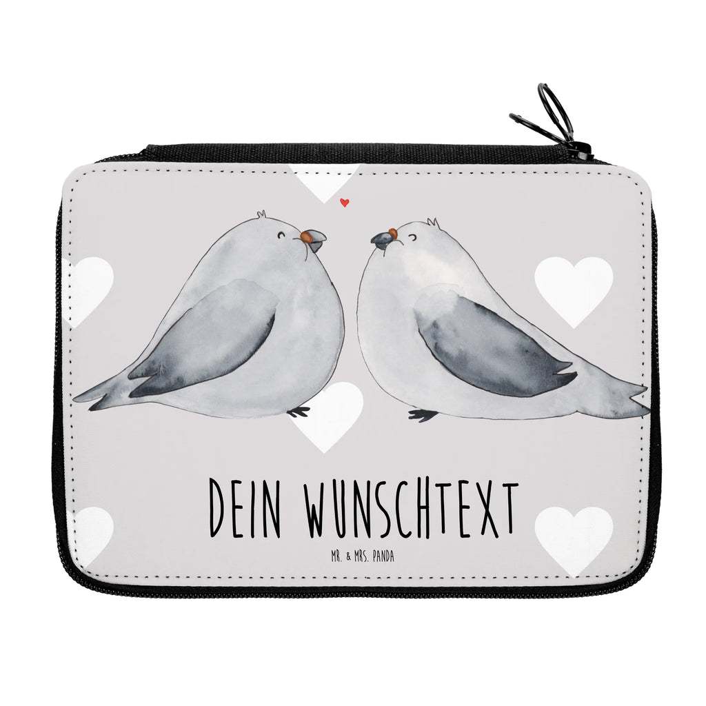 Personalisierte Federmappe Turteltauben Liebe Personalisierte Federmappe, Personalisierte Stiftetasche, PersonalisierteS Stifte Etui, Schule, Einschulung, Geschenk, Kind, Schüler, Schülerin, Personalisierte Stifterolle, PersonalisierteS Federmäppchen, Motiv, Grundschule, Federmäppchen bedruckt, Büro Stifte Etui, Bestückte Federmappe, Kinder Federmappe, Federmappe Einschulung, Federmappe mit Namen, Stiftemappe mit Namen, Stifterolle mit Namen, Federmäppchen mit Namen, Liebe, Partner, Freund, Freundin, Ehemann, Ehefrau, Heiraten, Verlobung, Heiratsantrag, Liebesgeschenk, Jahrestag, Hocheitstag, Turteltauben, Turteltäubchen, Tauben, Verliebt, Verlobt, Verheiratet, Geschenk Freundin, Geschenk Freund, Liebesbeweis, Hochzeitstag, Geschenk Hochzeit